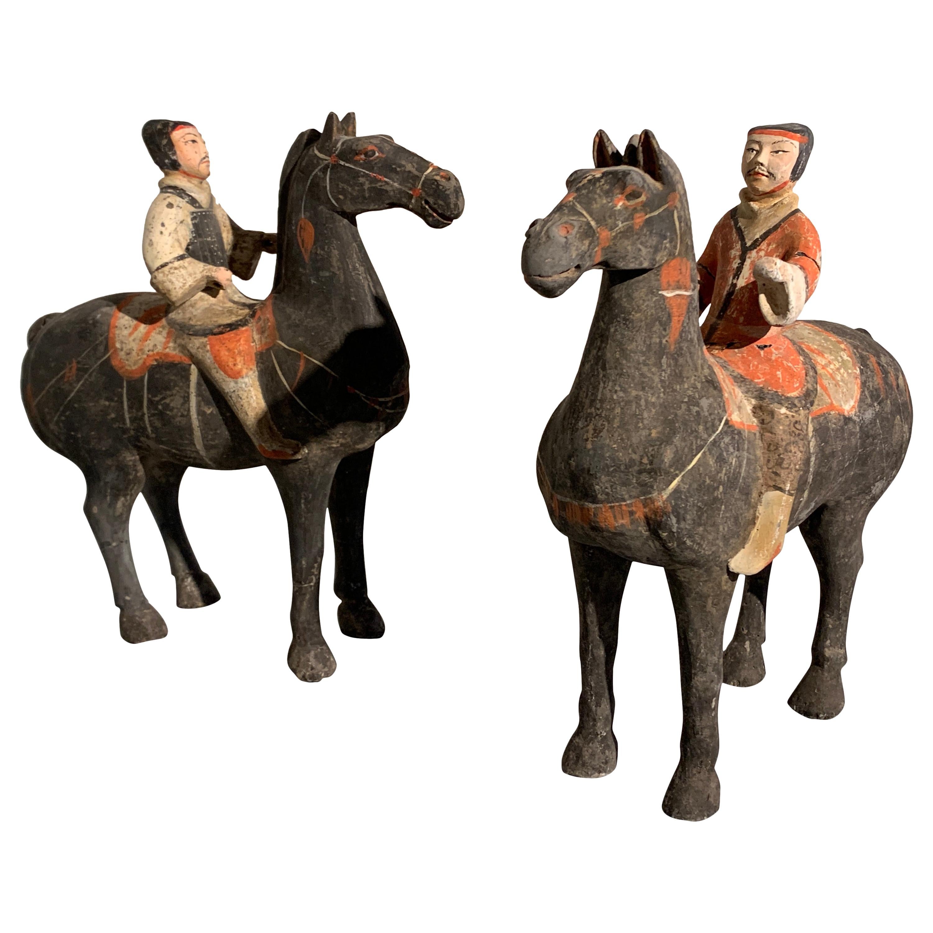 Paar chinesischer bemalter Töpferwaren aus der Han-Dynastie mit Pferd und Reitern