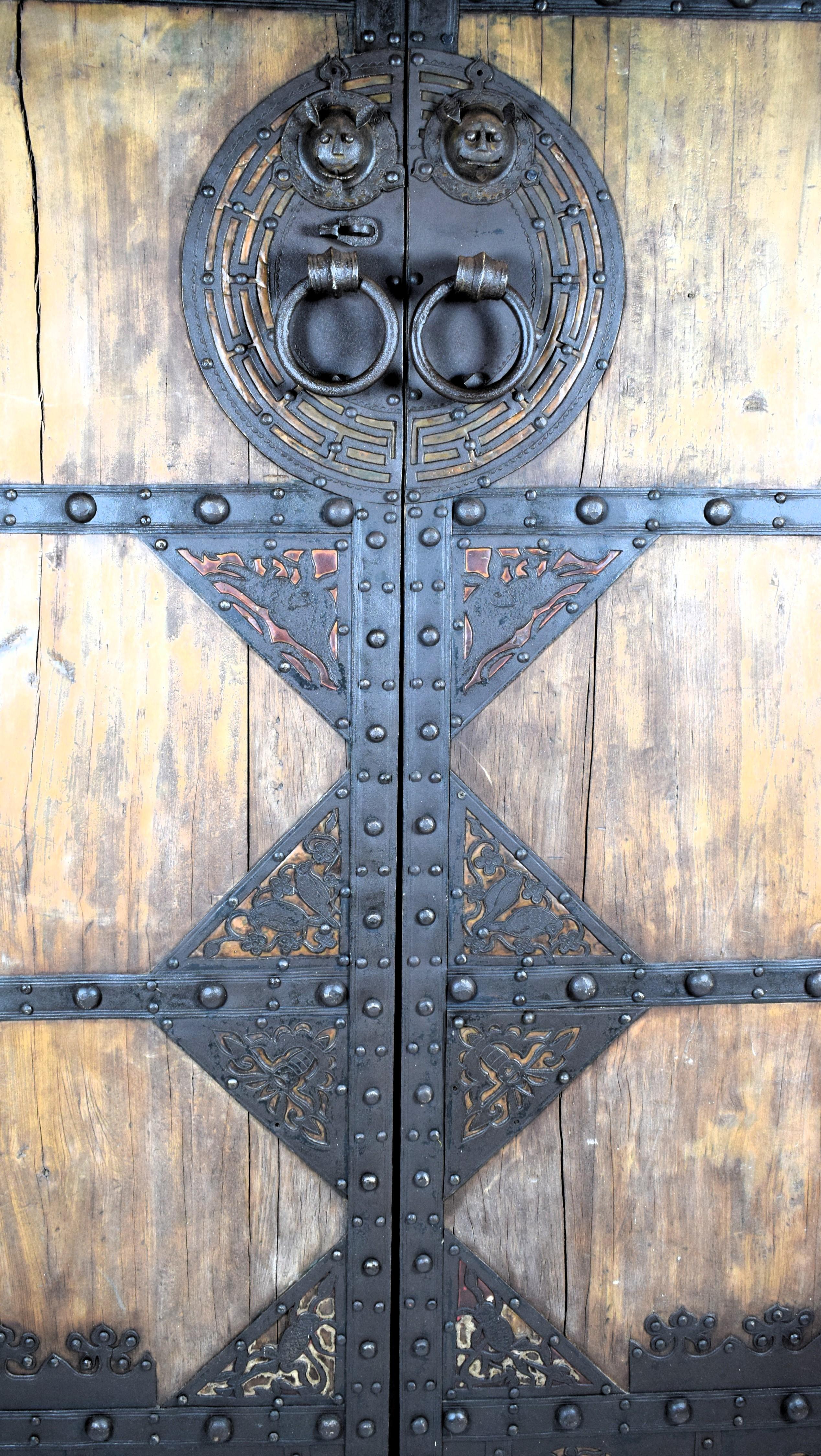 Pair of Chinese Palace Wooden Iron Bound Courtyard Doors,  Late Qing Period In Good Condition For Sale In Islamabad, PK