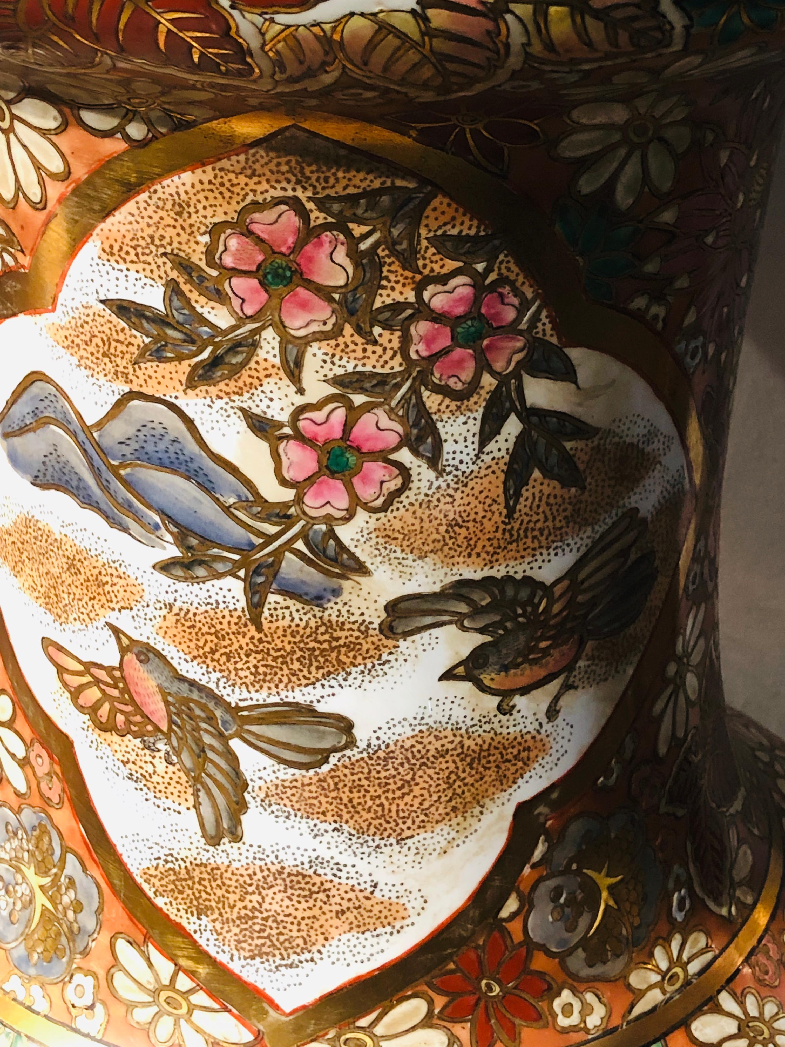 Paar chinesische Palastvasen Urnen auf Teakholzsockeln mit Vogeldekor signierter Sockel 8