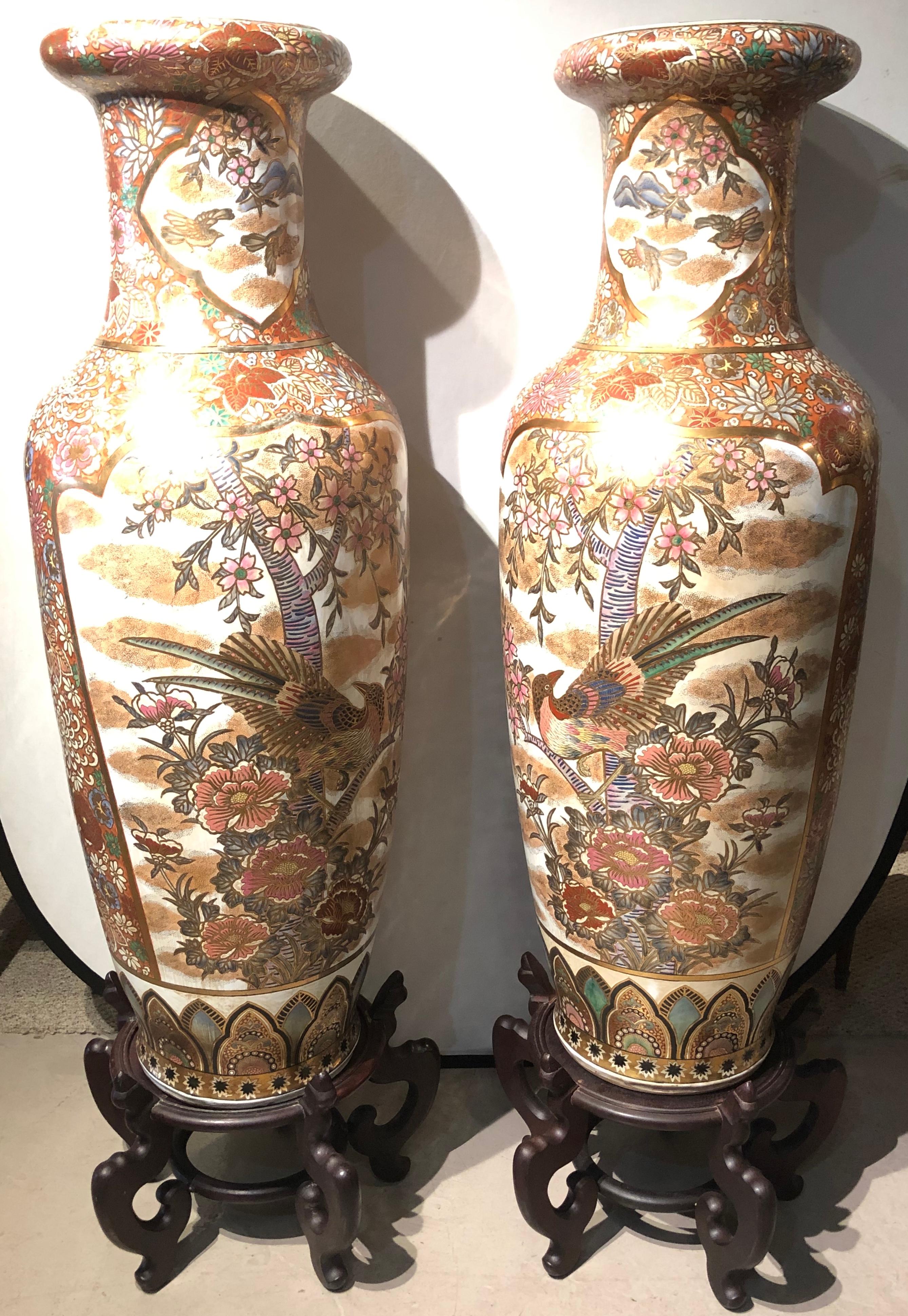 Pair of Chinese Palatial Vases Urns on Teak Pedestals Bird Decorated Signed Base In Good Condition In Manhasset, NY