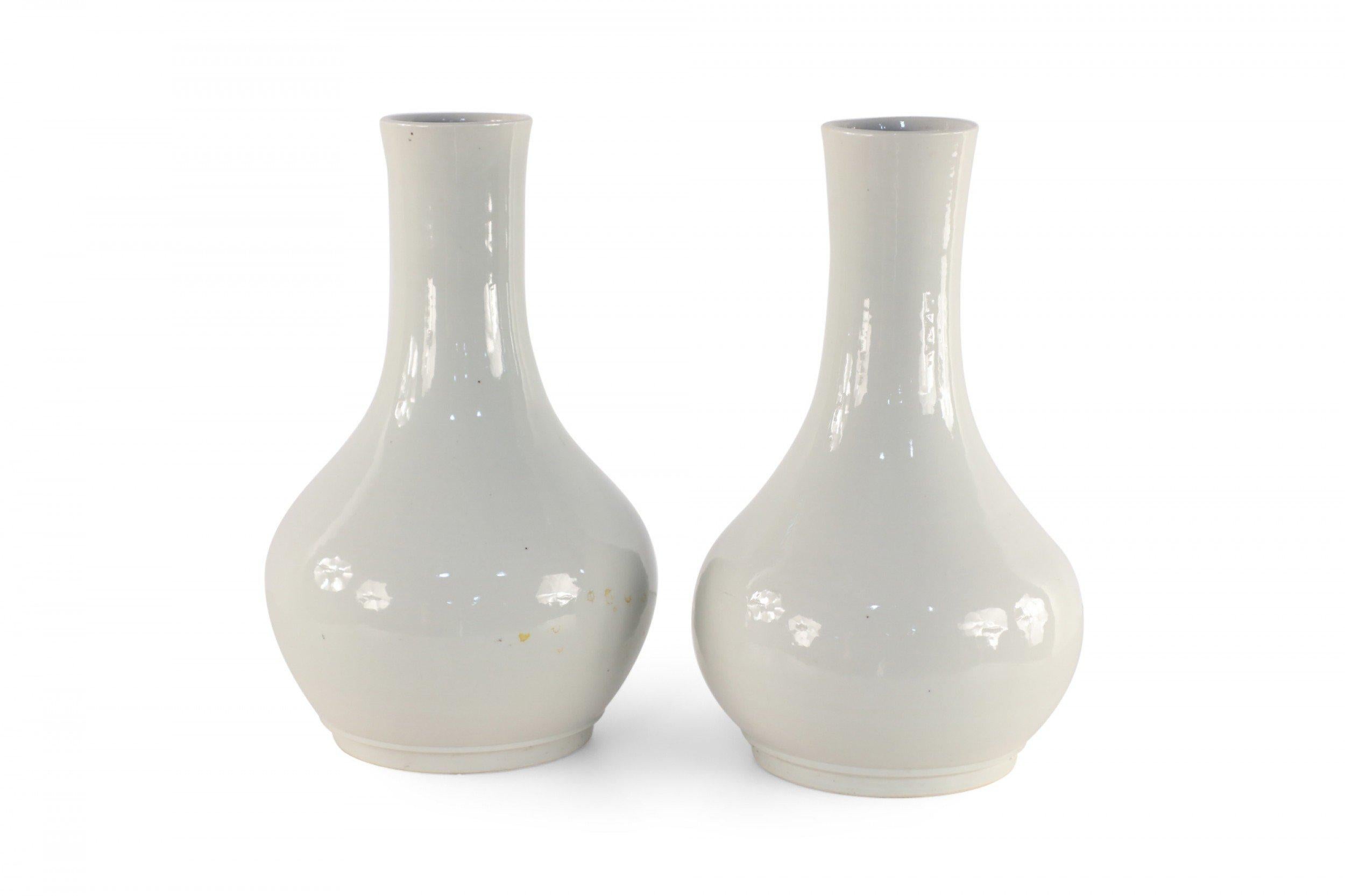 Exportation chinoise Paire de vases chinois en porcelaine émaillée gris pâle en vente