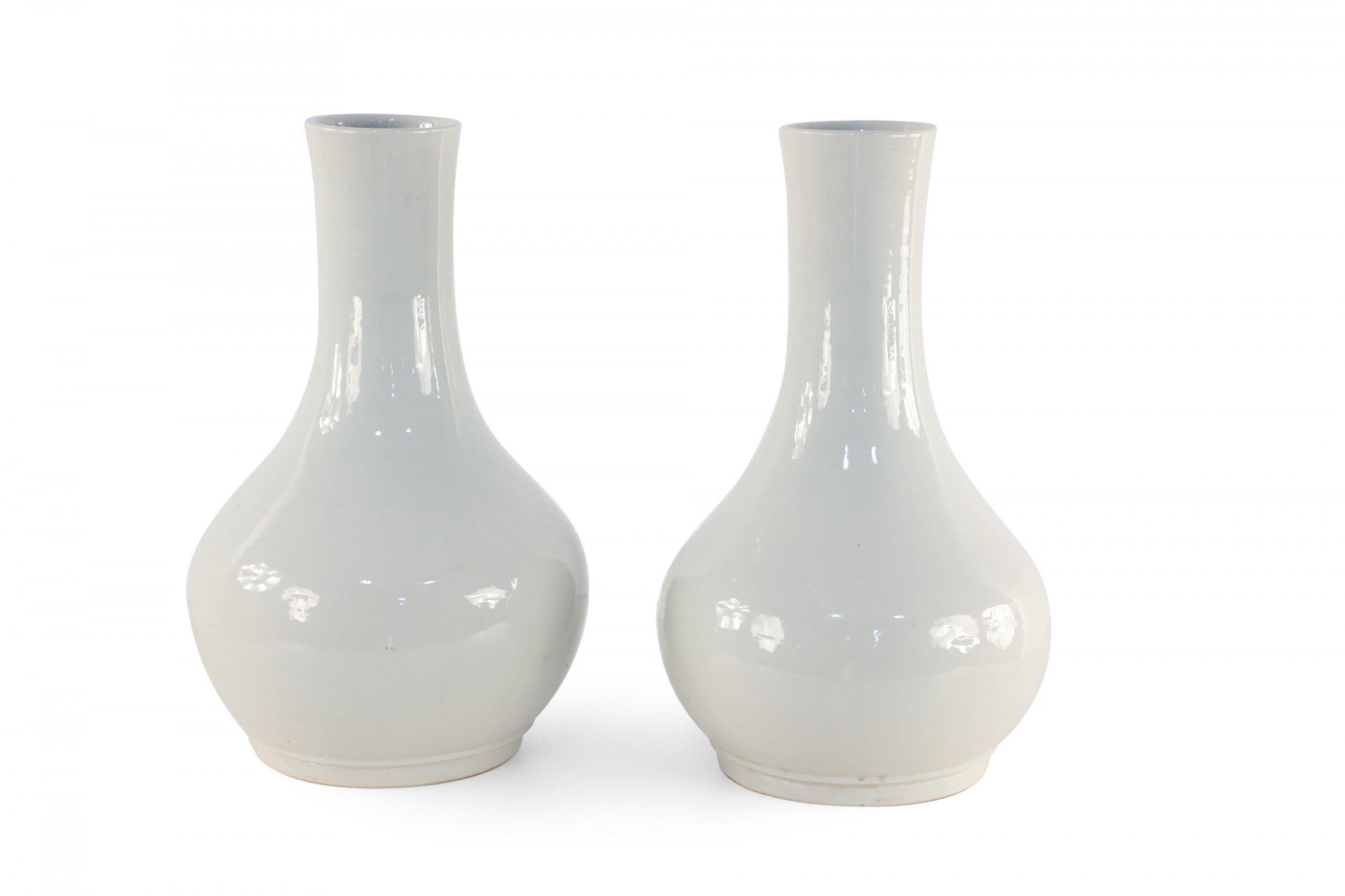 Paire de vases chinois en porcelaine émaillée gris pâle Bon état - En vente à New York, NY