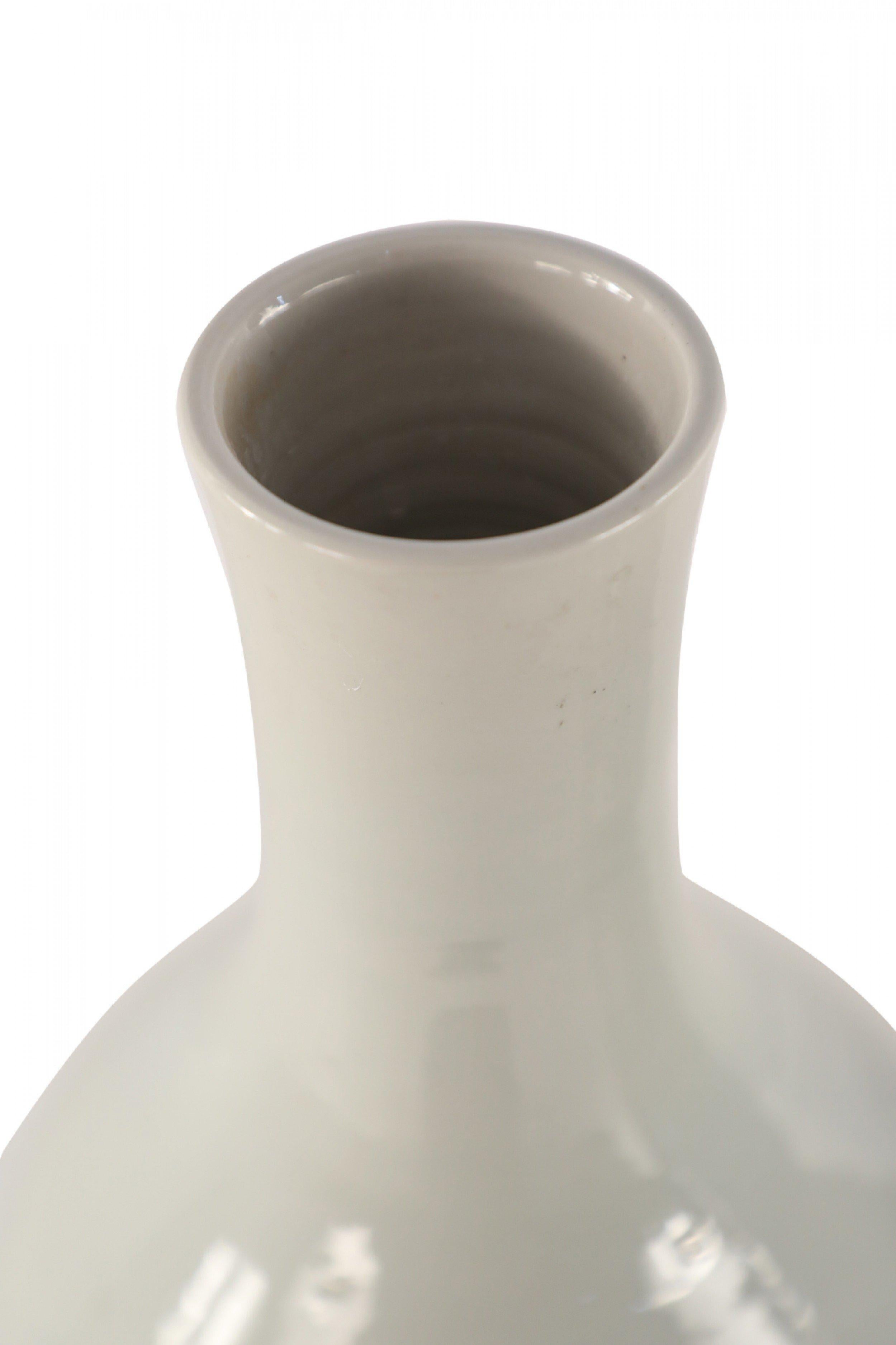 20ième siècle Paire de vases chinois en porcelaine émaillée gris pâle en vente