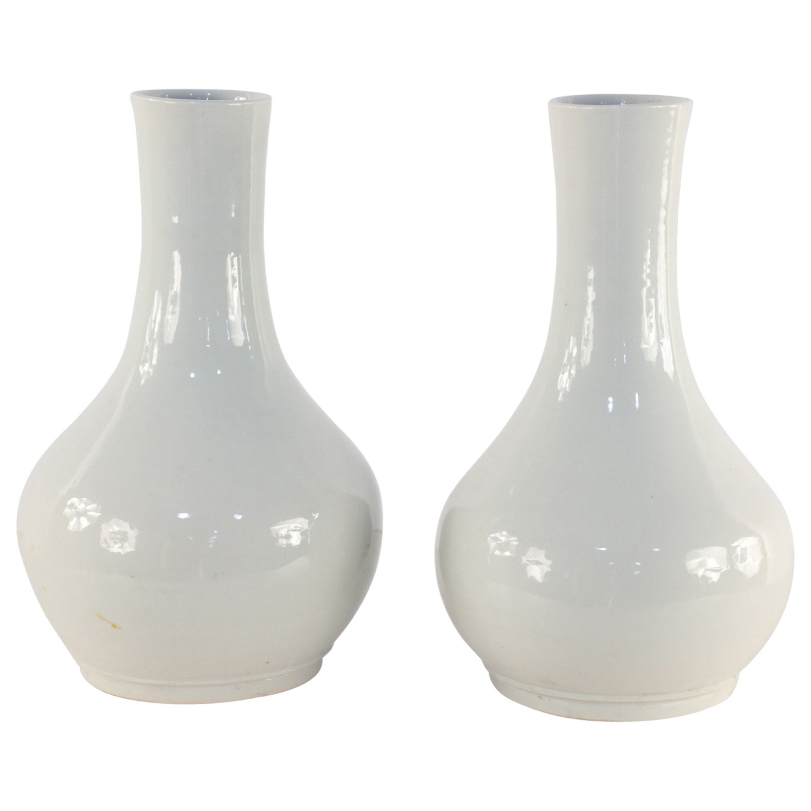 Pareja de jarrones chinos de porcelana esmaltada gris pálido
