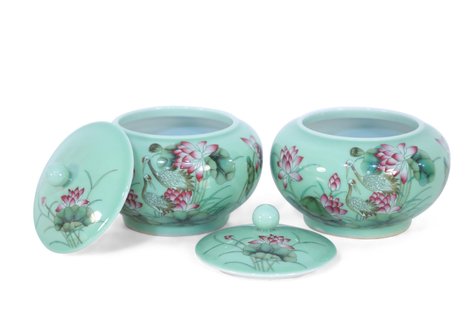 20ième siècle Paire de pots à couvercle chinois en forme de fleurs vert pâle et rose en vente