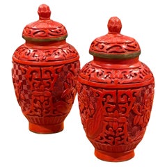 Paire de petites pots de temple chinois en laque Cinnabar à motif miroir