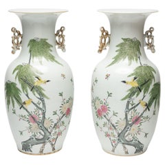 Pareja de jarrones chinos de cola de fénix con pájaros y flores, c. 1924