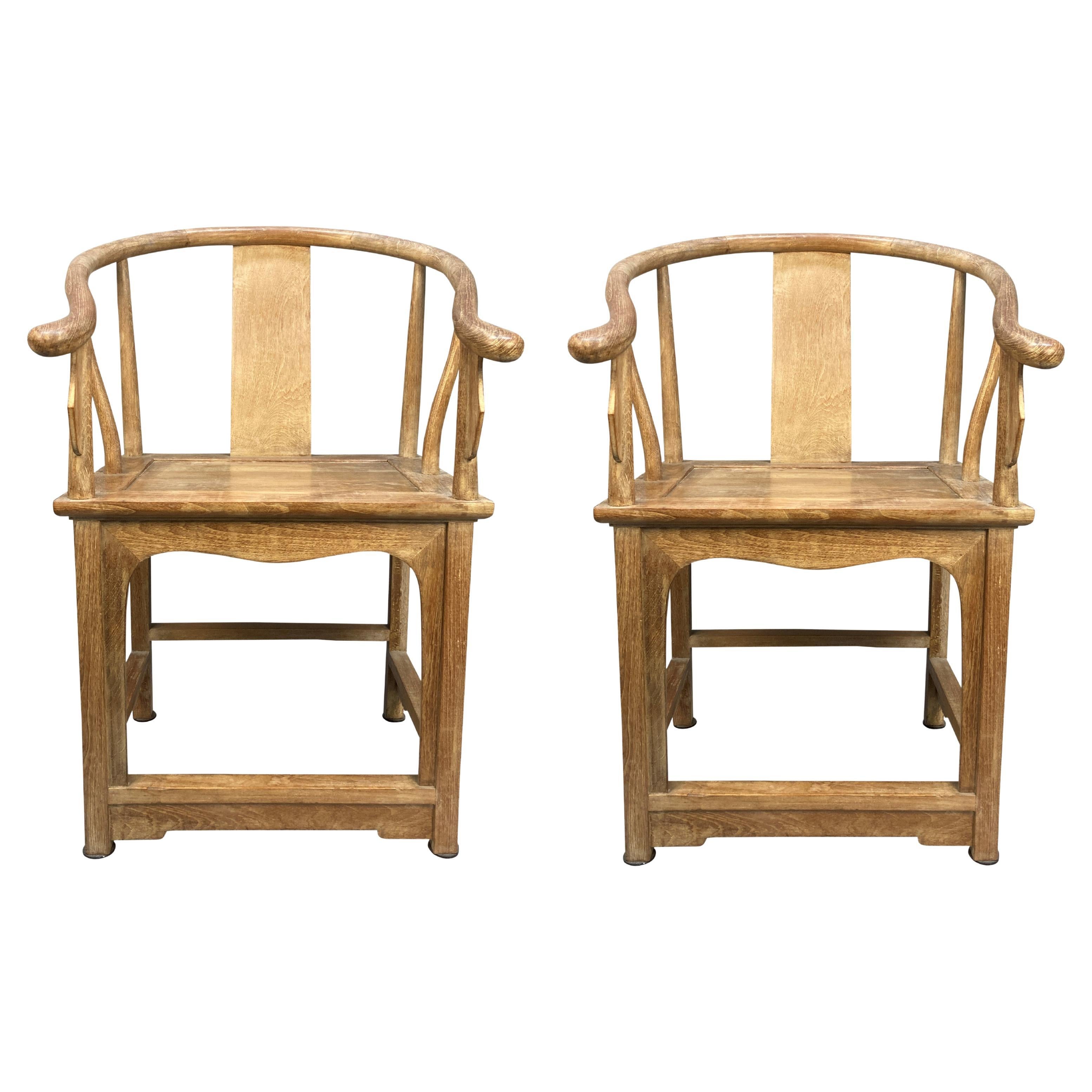 Paire de fauteuils chinois en fer à cheval en orme décapé