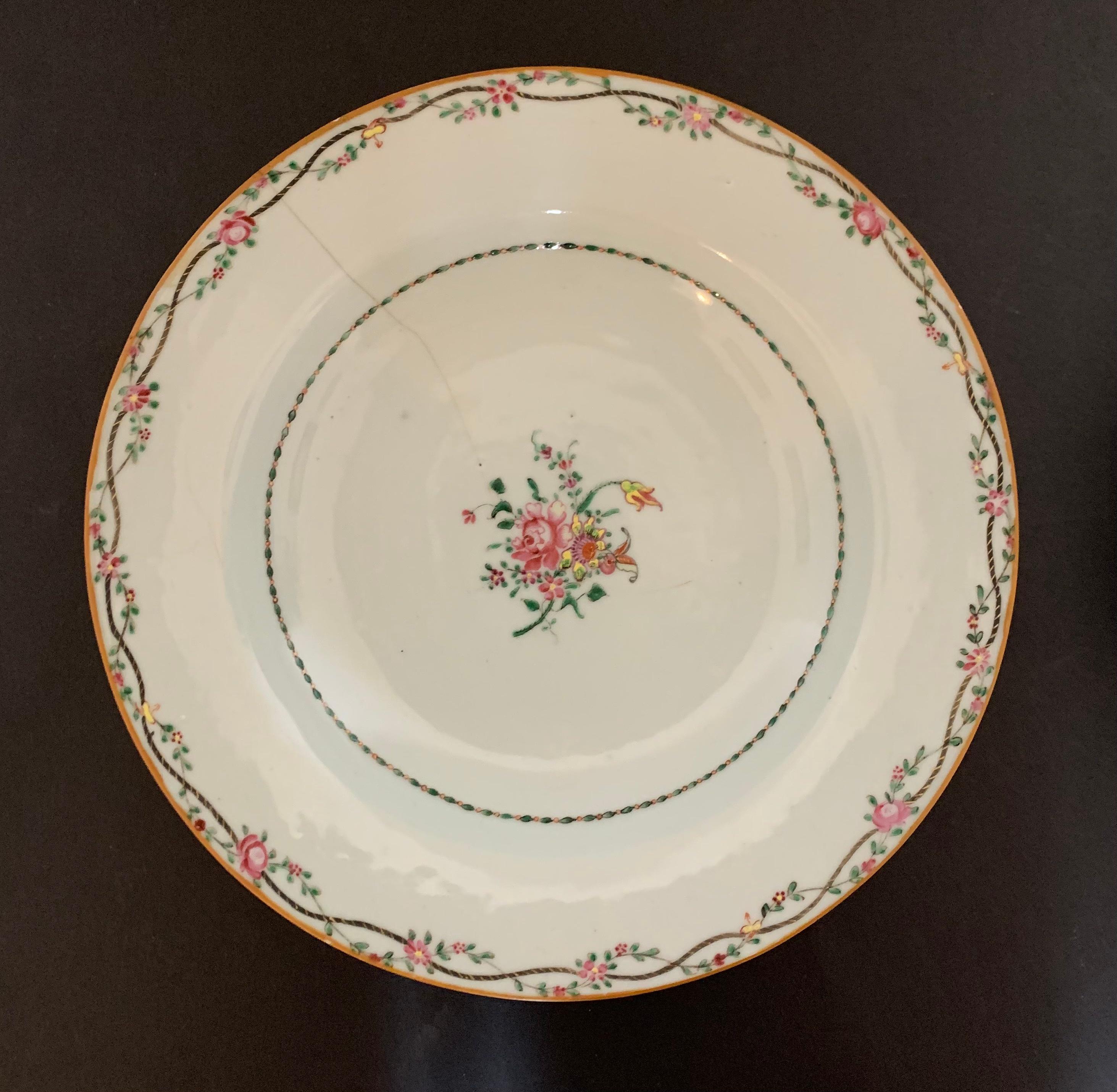 Paar chinesische Teller mit floralen Motiven aus der Compagnie des Indes aus dem 18. Jahrhundert. Er ist in der Mitte mit einem Blumenstrauß verziert. Der Umriss ist mit einer Blumengirlande verziert, die mit einem Element aus Passepartout