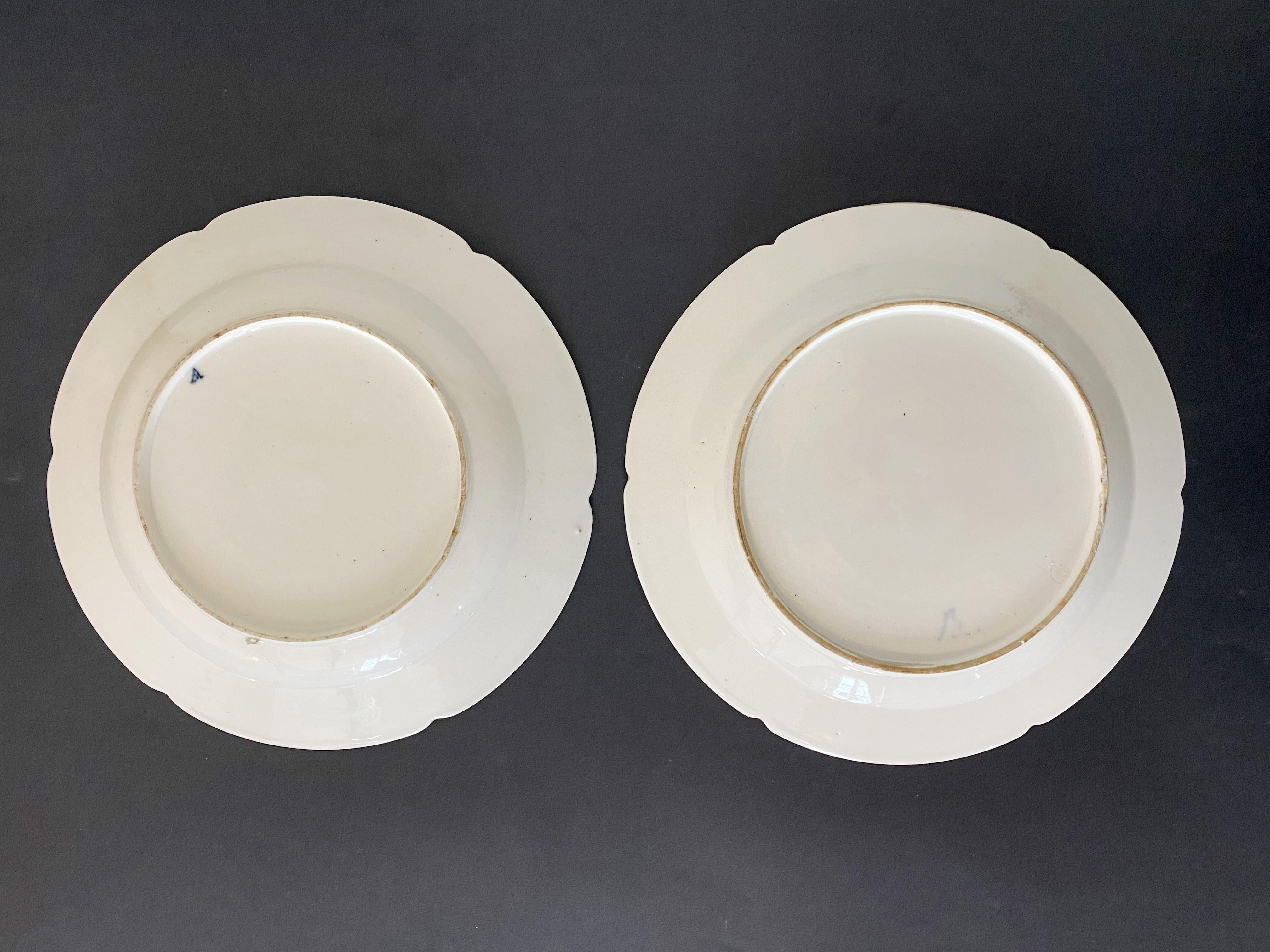 Paire d'assiettes chinoises à motifs floraux de la Compagnie des Indes datant du XVIIIe siècle. Ils sont décorés d'un bouquet de fleurs et de petites fleurs sur les contours. Le contour est décoré d'une guirlande dorée un peu défraîchie. 
Ces deux