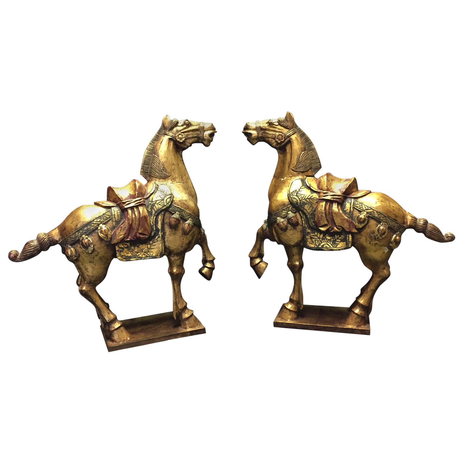 Paire de chevaux chinois en bois doré sculpté et polychrome