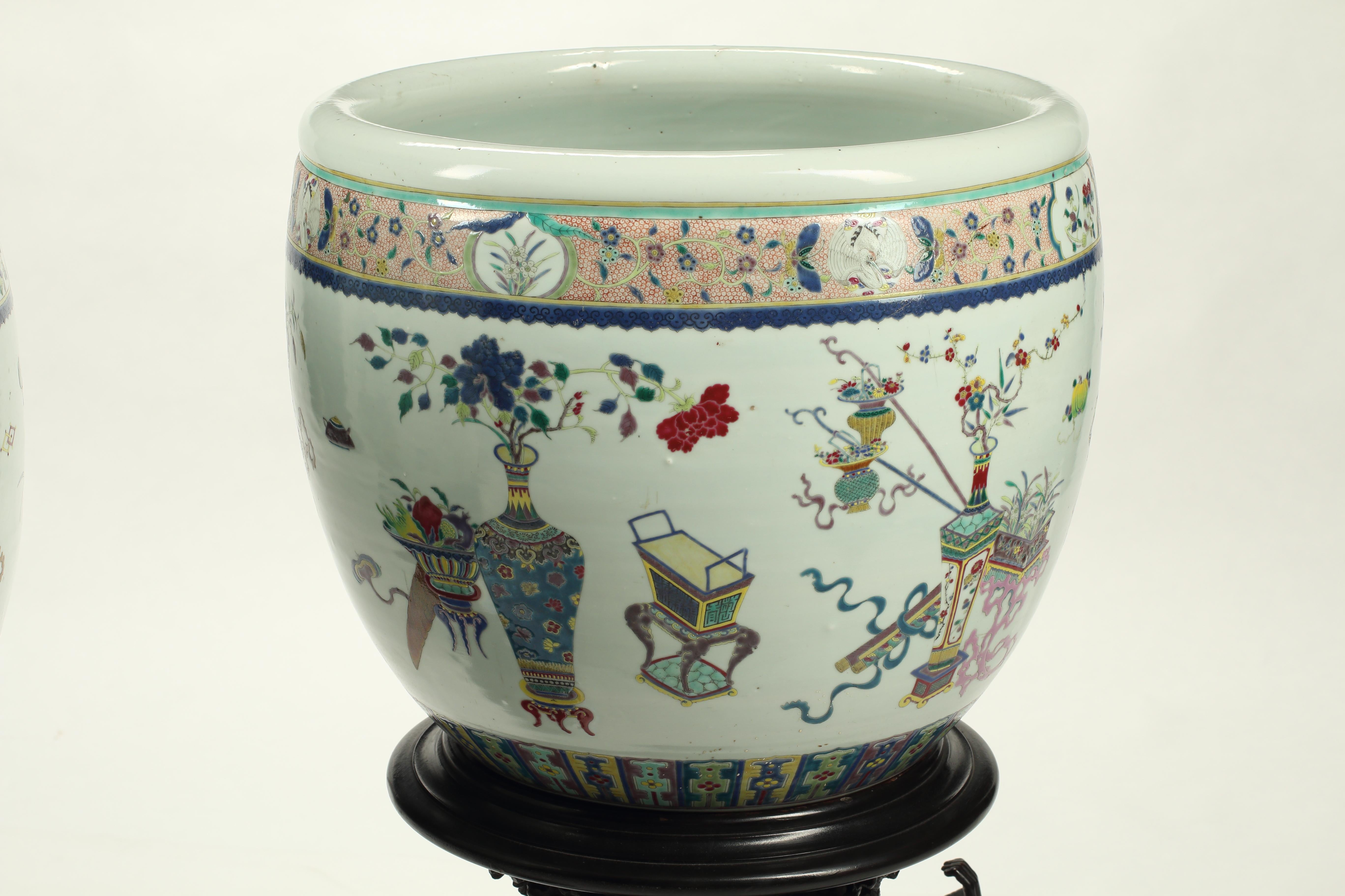 Ces grandes urnes sont un exemple exquis de porcelaine d'exportation chinoise, combinant l'art traditionnel chinois avec les préférences décoratives occidentales. Les urnes ont un fond bleu-vert et sont peintes à la main avec des motifs complexes