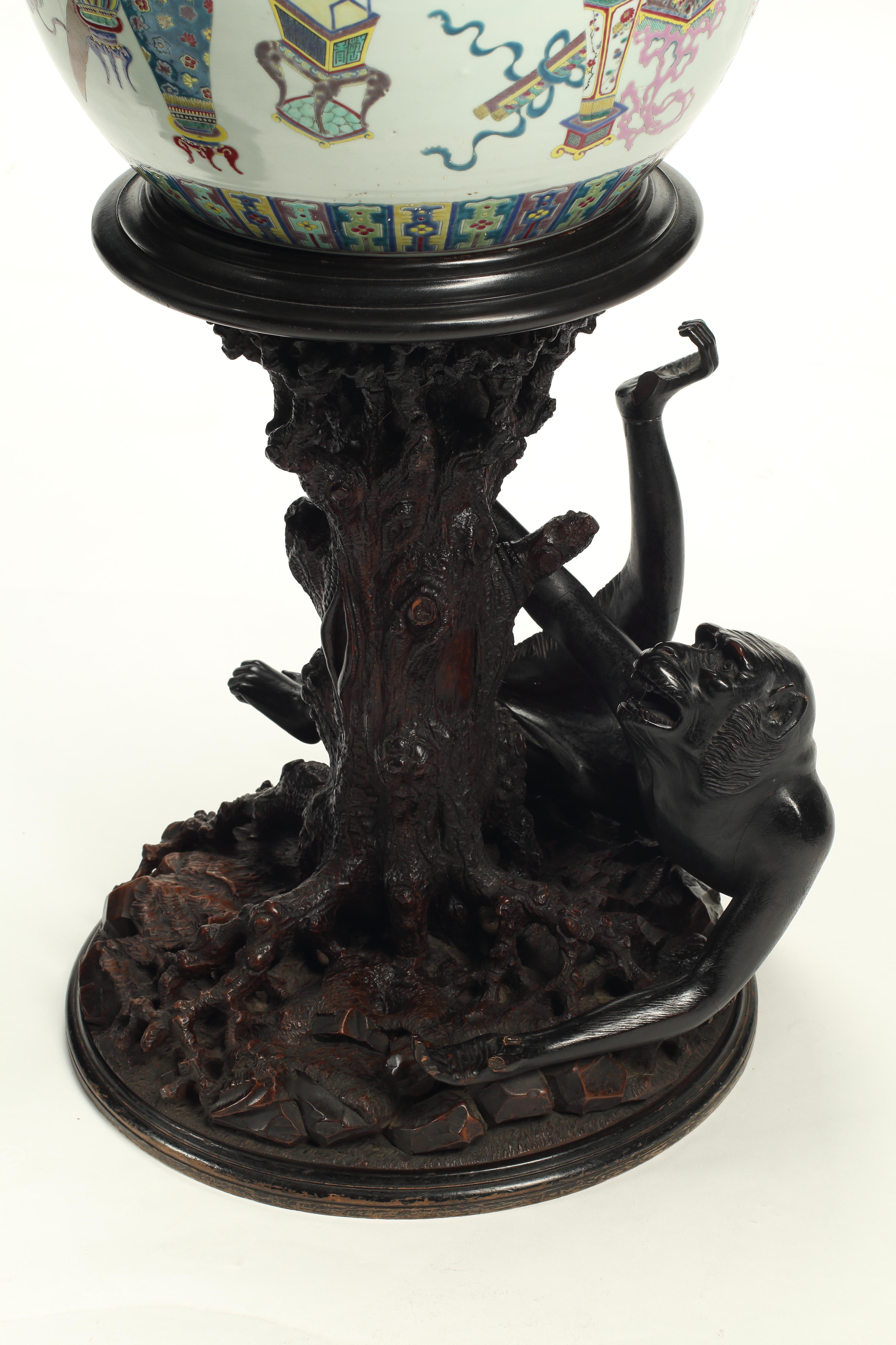 Chinois Paire de jardinières chinoises en porcelaine polychrome sur socle en bois, 19ème siècle en vente