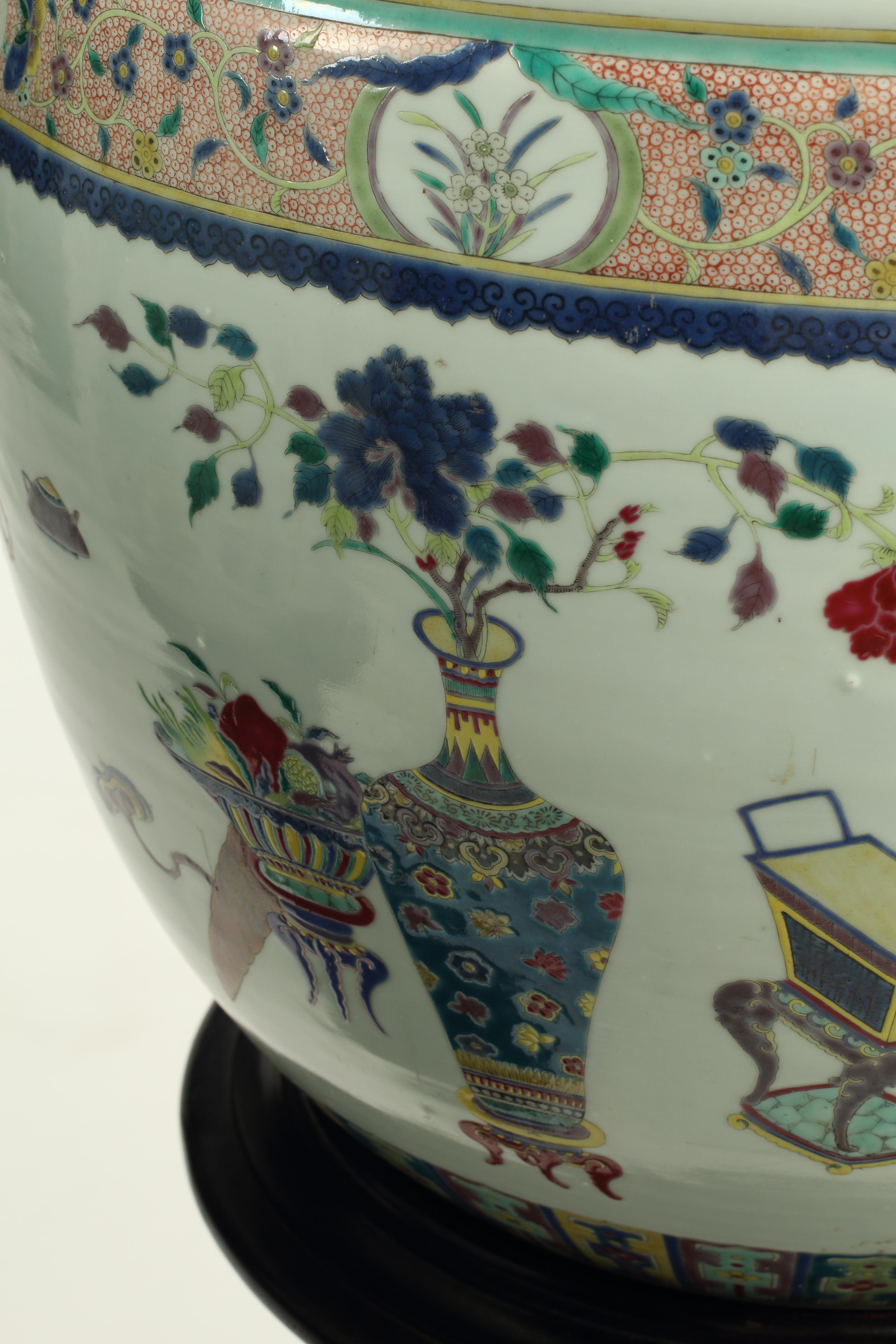 Porcelaine Paire de jardinières chinoises en porcelaine polychrome sur socle en bois, 19ème siècle en vente