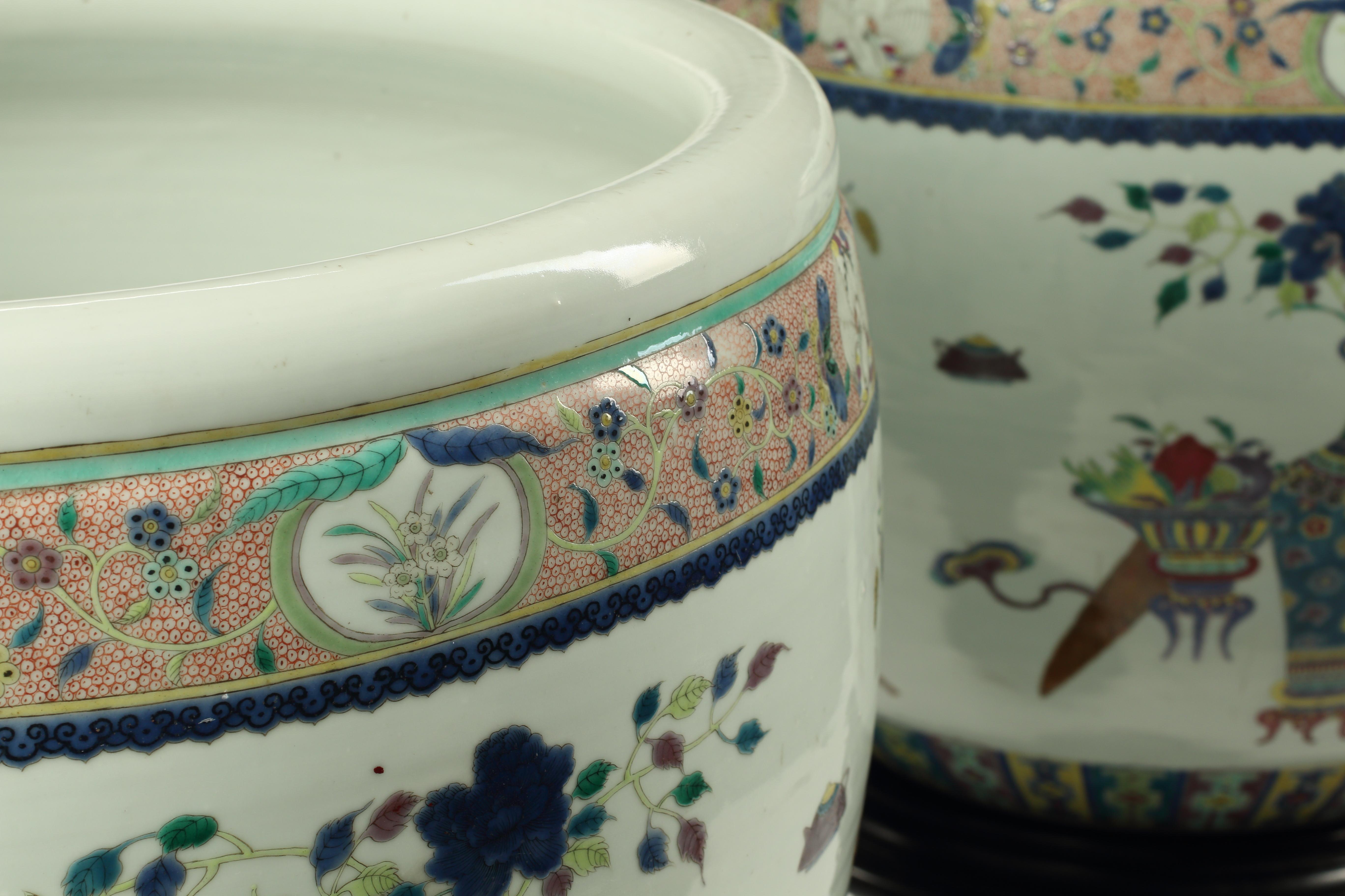 Paire de jardinières chinoises en porcelaine polychrome sur socle en bois, 19ème siècle en vente 1