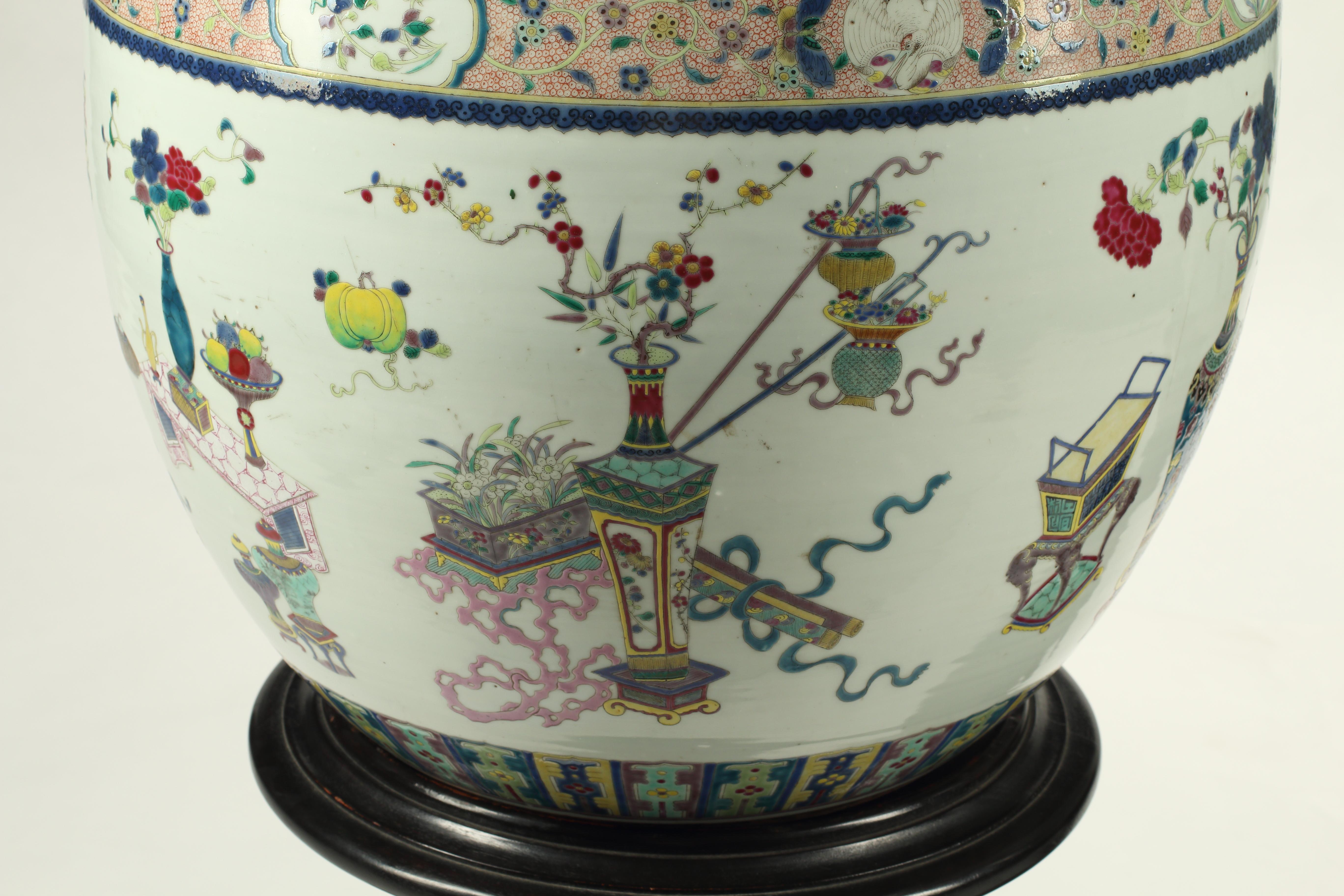 Paire de jardinières chinoises en porcelaine polychrome sur socle en bois, 19ème siècle en vente 2