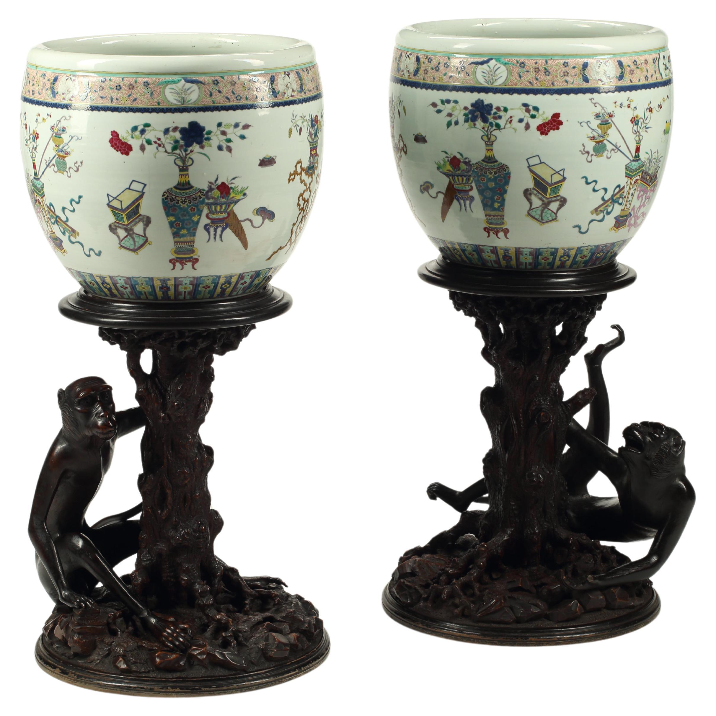Paire de jardinières chinoises en porcelaine polychrome sur socle en bois, 19ème siècle
