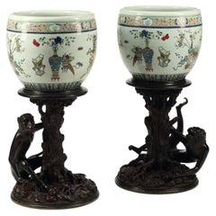 Paire de jardinières chinoises en porcelaine polychrome sur socle en bois, 19ème siècle