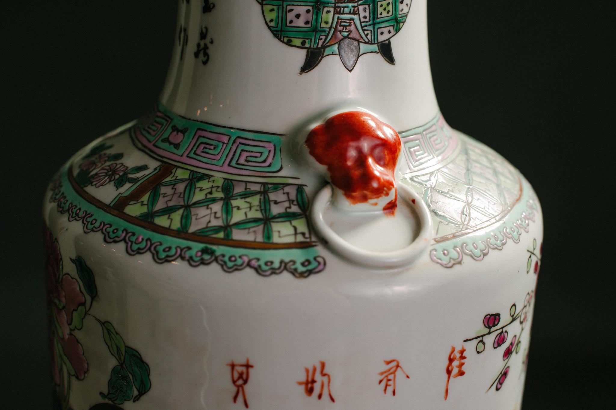 Paar chinesische polychrome Vasen (Porzellan) im Angebot