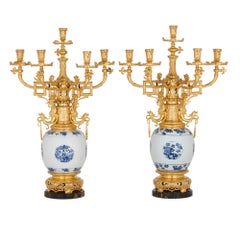 Pareja de Candelabros de Porcelana China y Bronce Dorado Estilo Chinoiserie Francesa