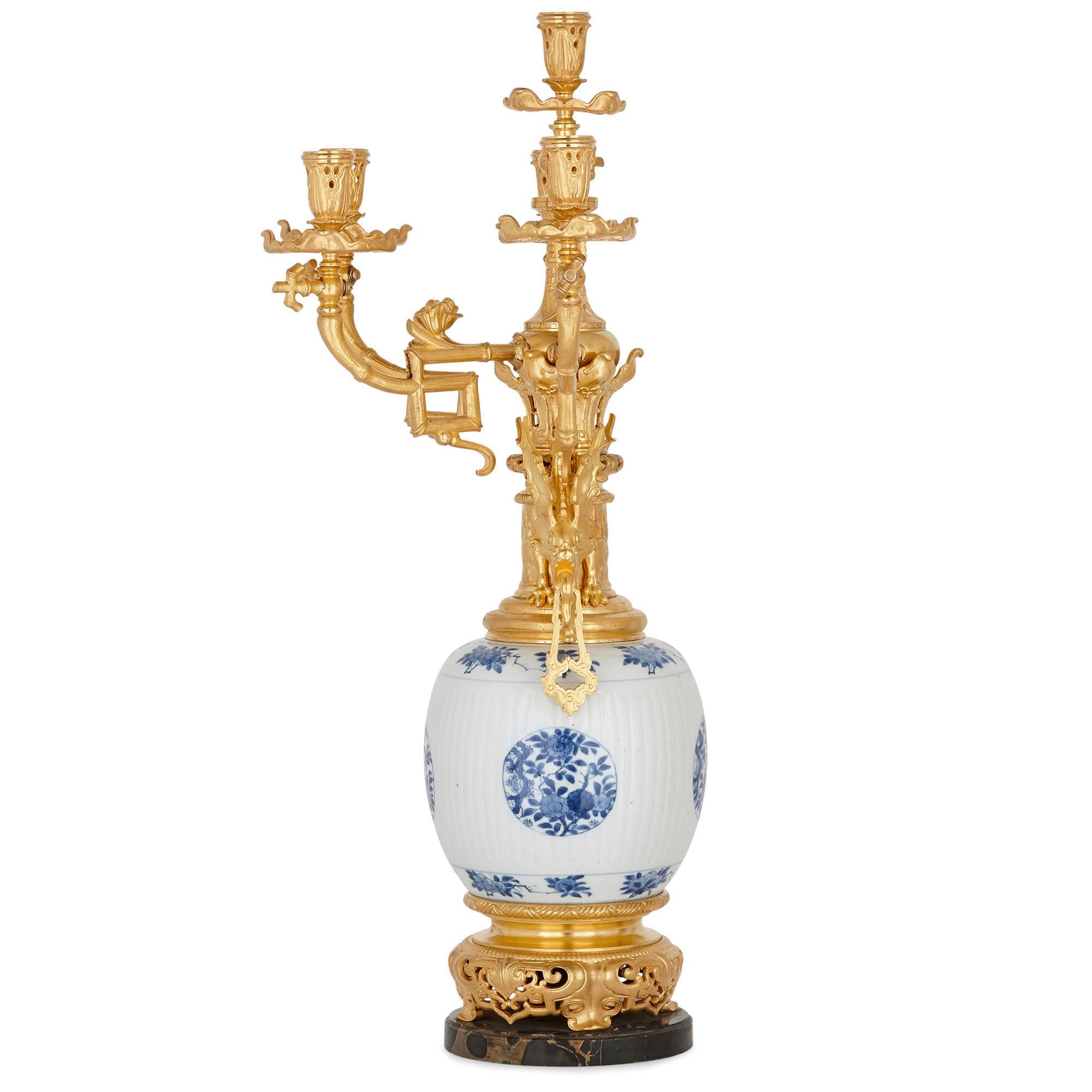 Chinoiseries Paire de candélabres en porcelaine de Chine et bronze doré de style Chinoiserie française en vente