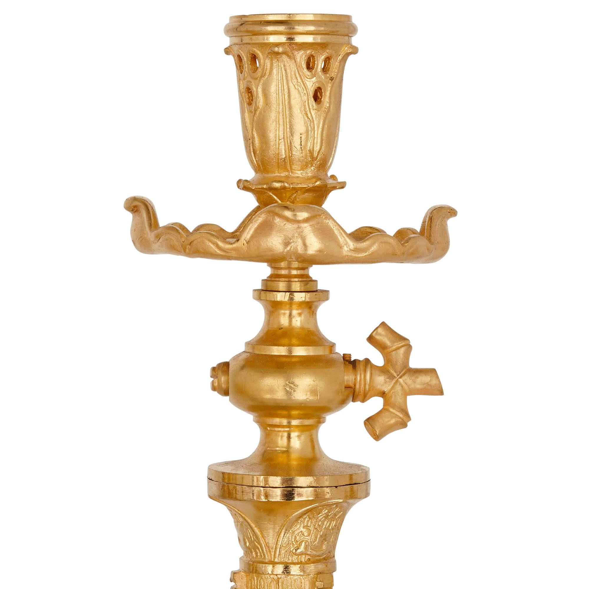 XIXe siècle Paire de candélabres en porcelaine de Chine et bronze doré de style Chinoiserie française en vente