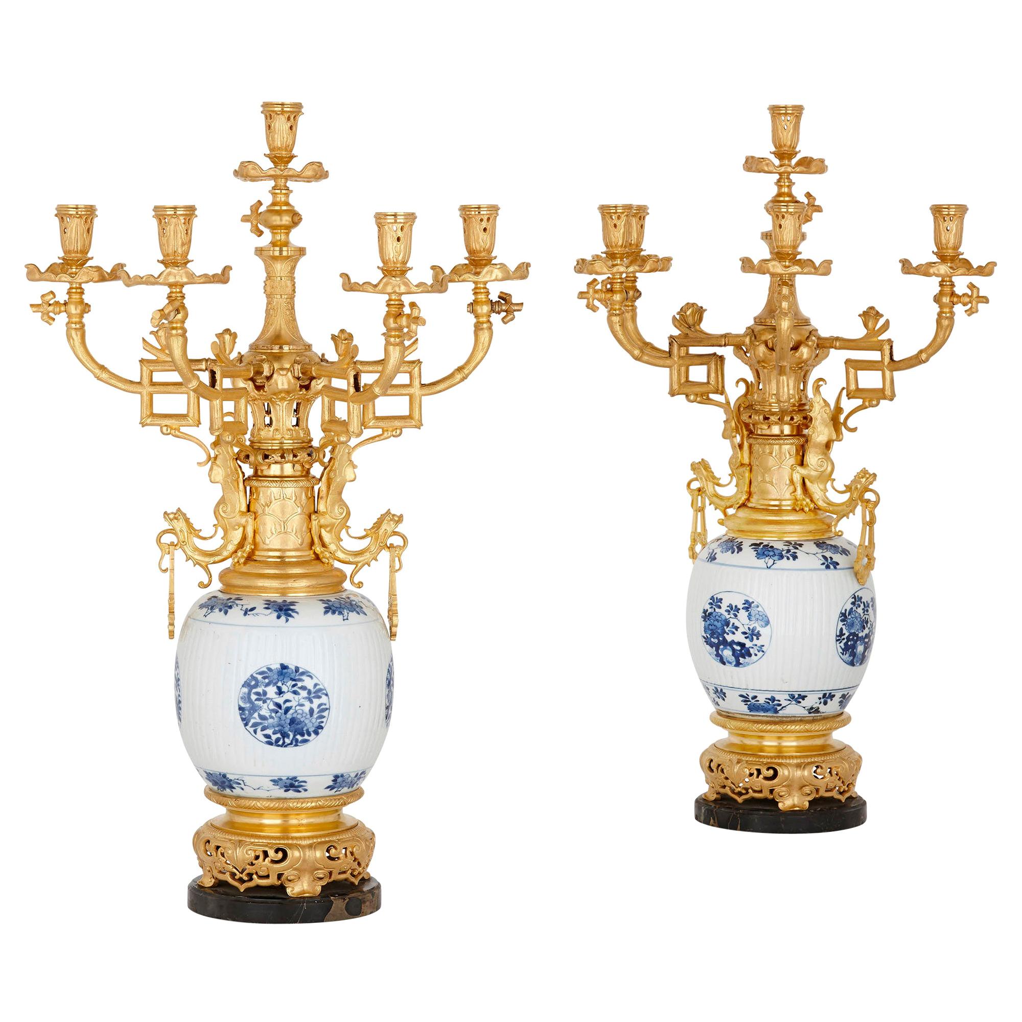 Paar chinesische Porzellan- und französische Kandelaber im Chinoiserie-Stil aus vergoldeter Bronze