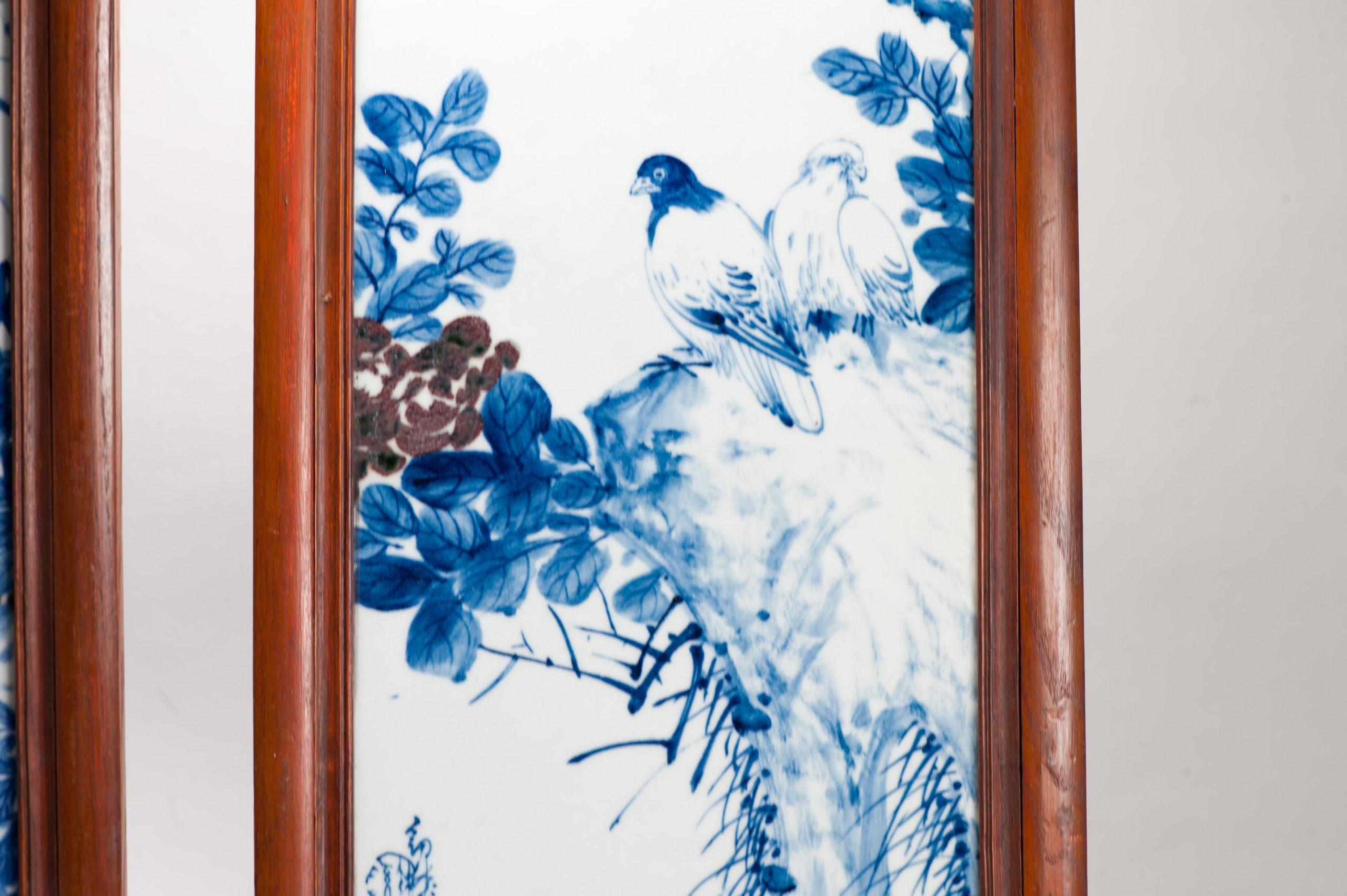 Pareja de placas de porcelana china con pájaros en azul y rojo, China Marks, Siglo XX Chino en venta