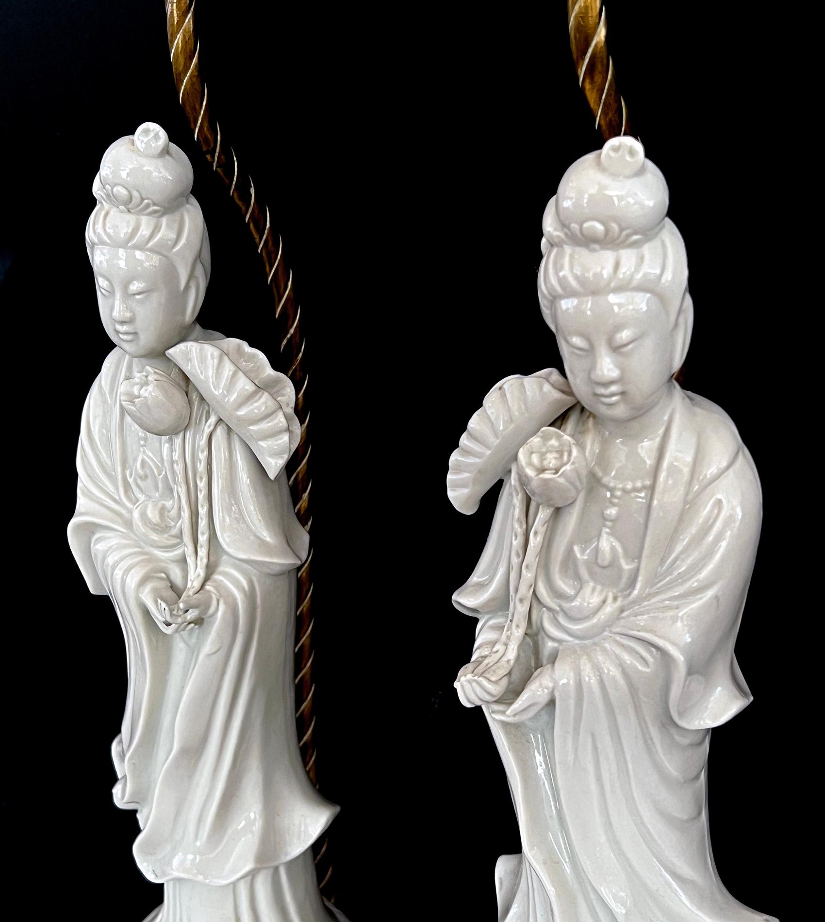 Chinois Paire de lampes figuratives en porcelaine blanche de Chine représentant la déesse GuanYin en vente