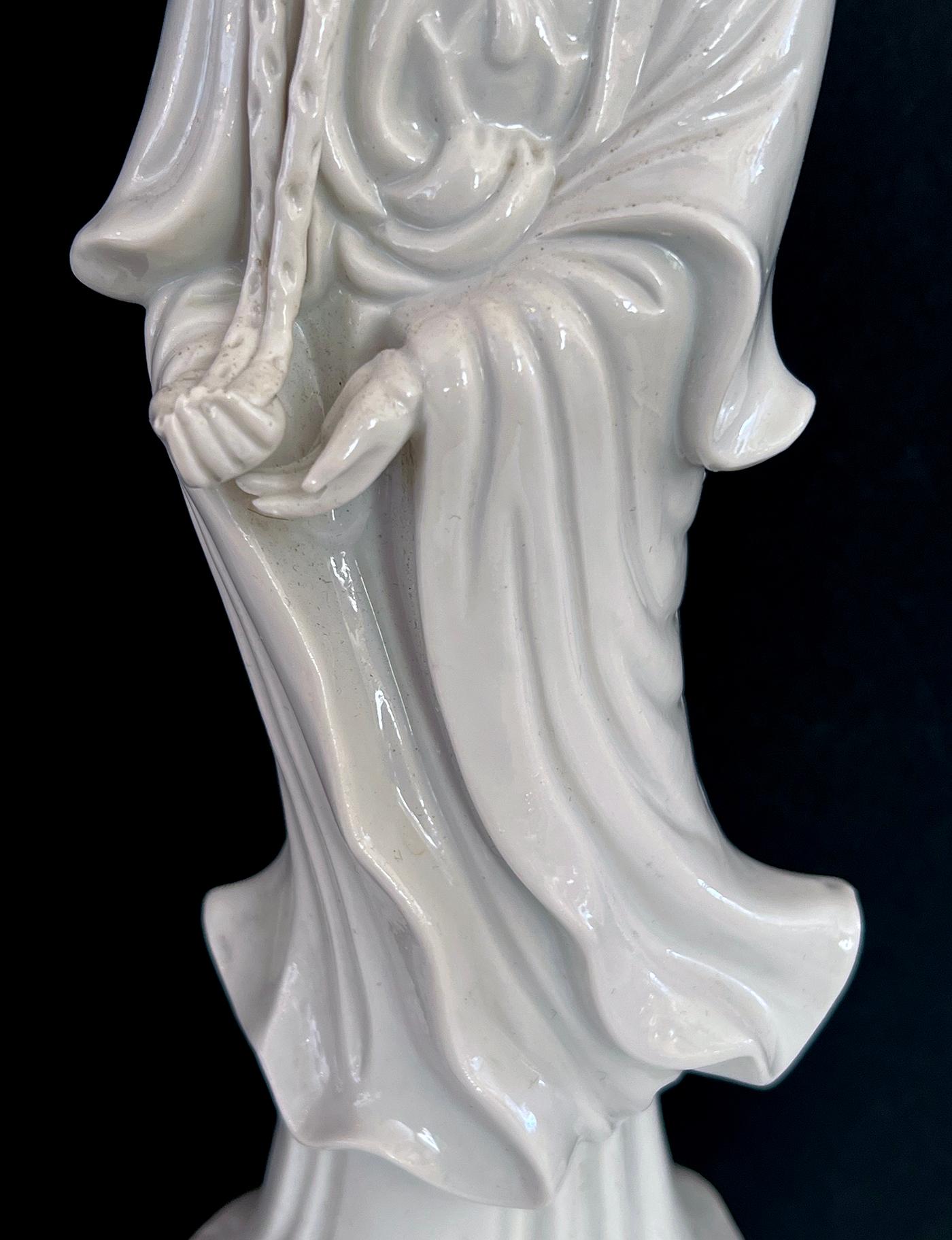 Vernissé Paire de lampes figuratives en porcelaine blanche de Chine représentant la déesse GuanYin en vente