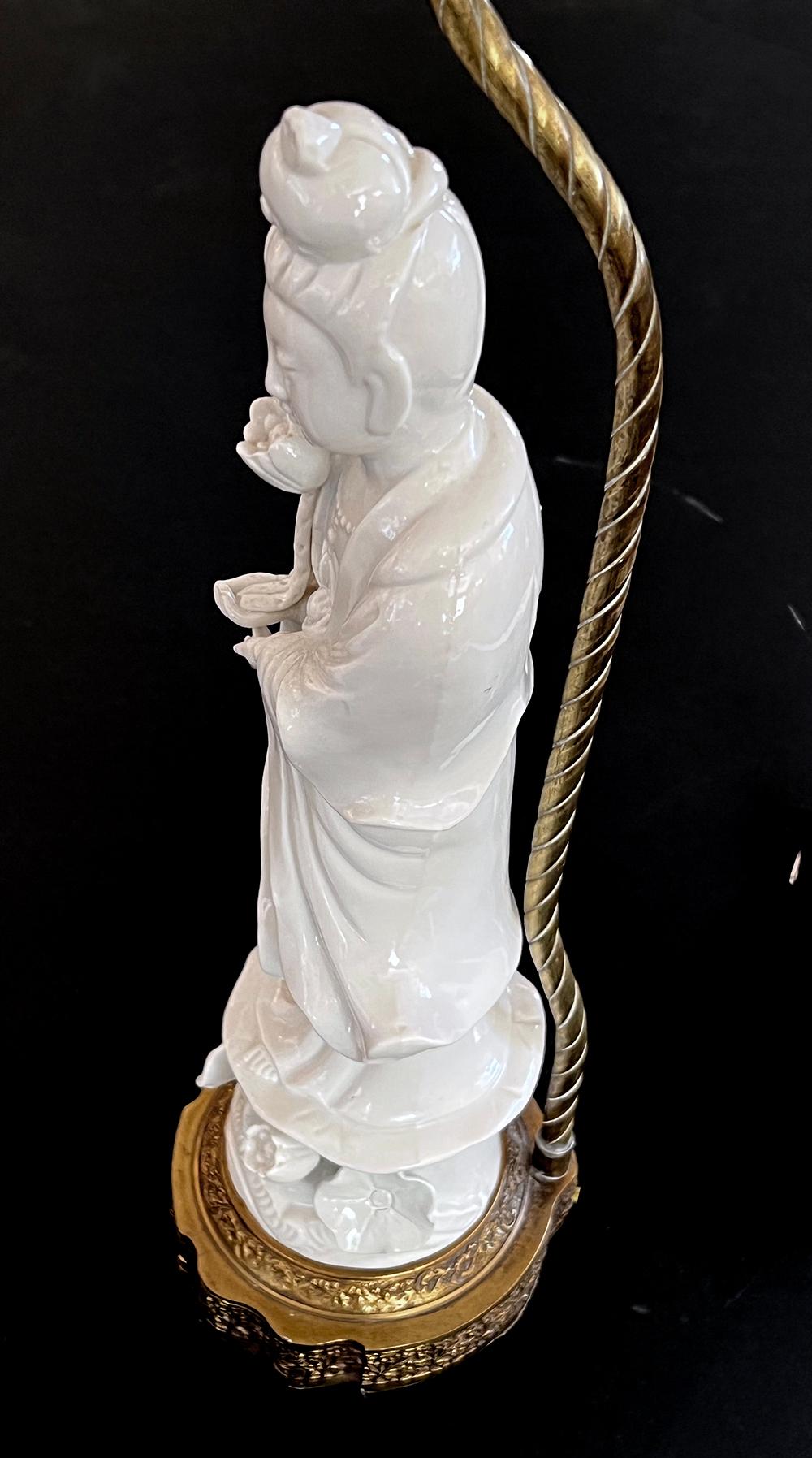 Début du 20ème siècle Paire de lampes figuratives en porcelaine blanche de Chine représentant la déesse GuanYin en vente