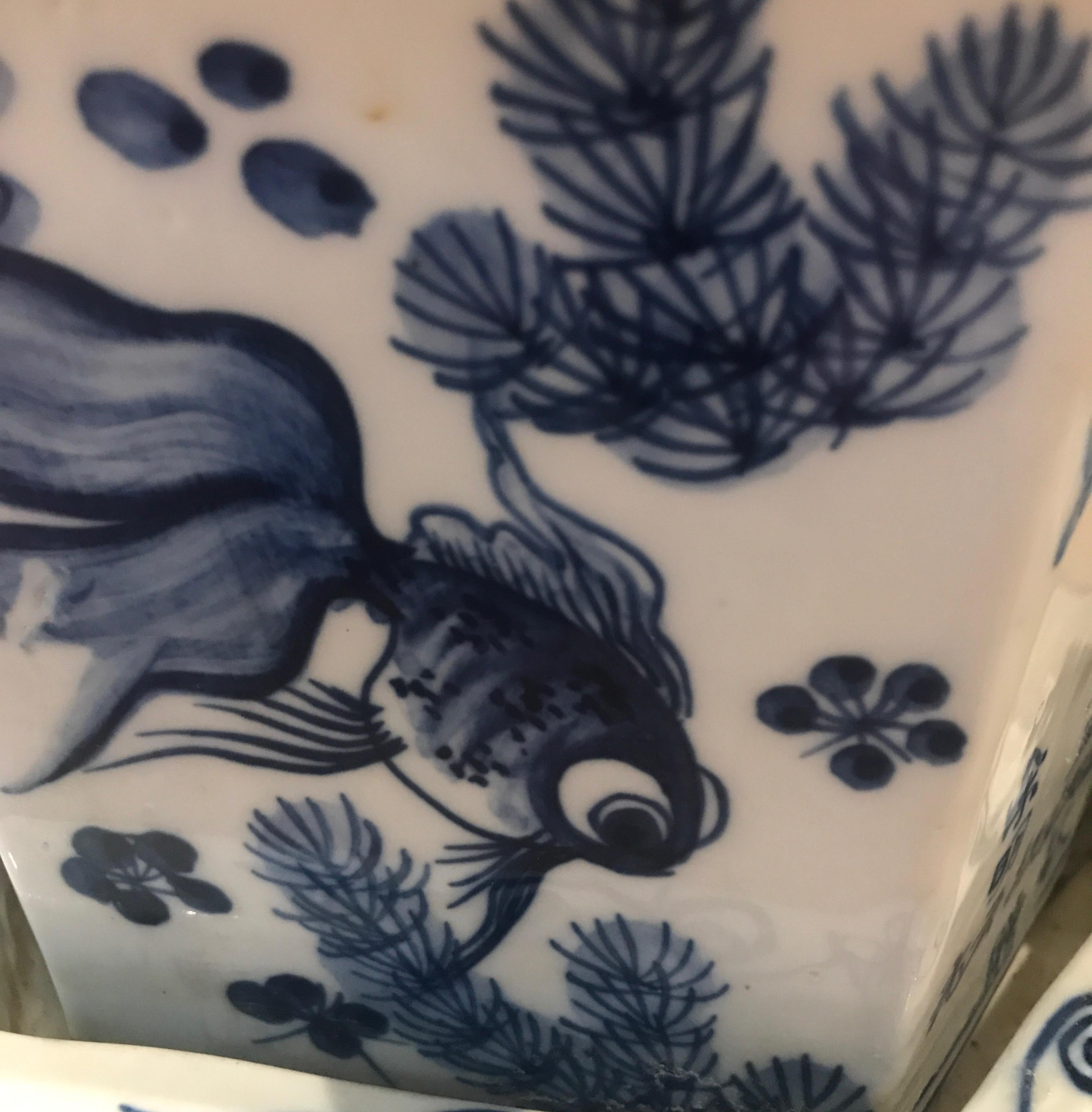 Pair of Chinese Porcelain Blue and White Planters In Good Condition In Lambertville, NJ