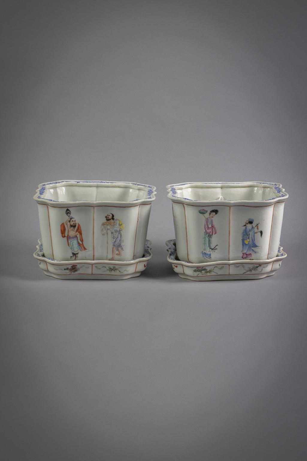 Chinois Paire de cache-pots en porcelaine de Chine sur pied, vers 1890 en vente