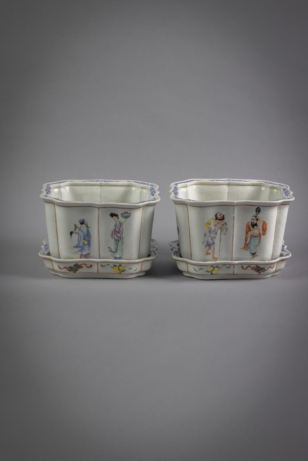 Pair of Chinese Porcelain Cachepots on Stands, circa 1890 In Good Condition For Sale In New York, NY