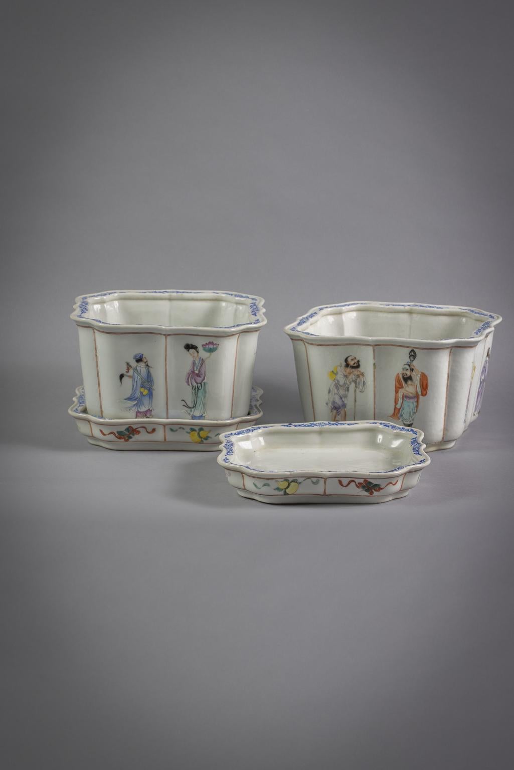 Late 19th Century Pair of Chinese Porcelain Cachepots on Stands, circa 1890 For Sale