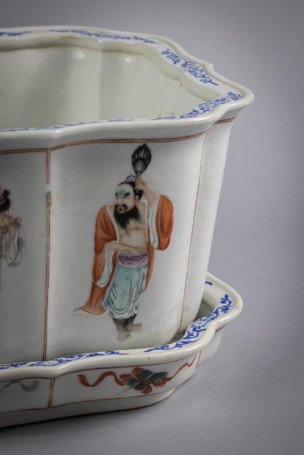 Pair of Chinese Porcelain Cachepots on Stands, circa 1890 For Sale 1