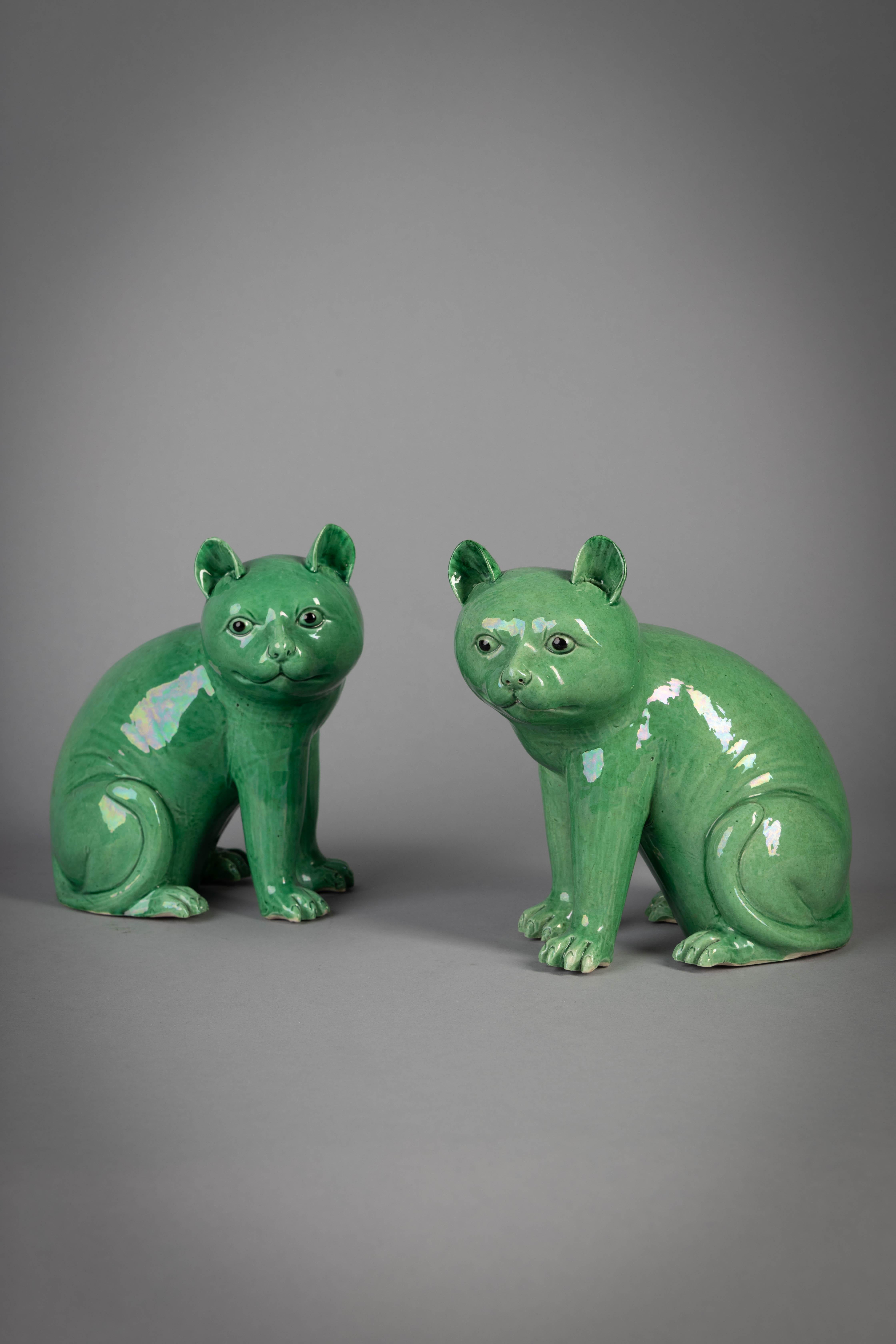 Pair of Chinese Porcelain Cats, circa 1750 In Good Condition For Sale In New York, NY