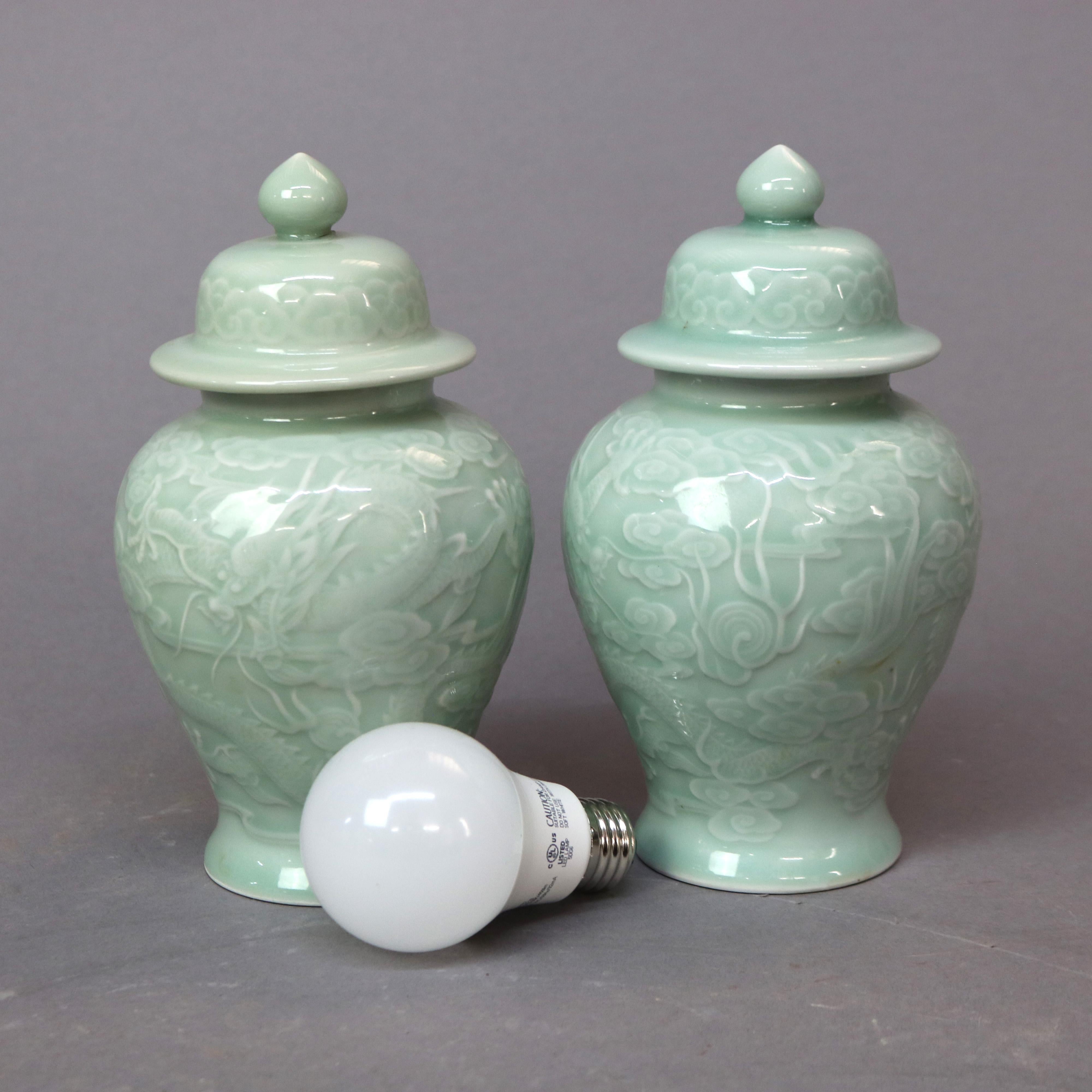 Paire d'urnes de dragon céladon en porcelaine de Chine, 20ème siècle en vente 3