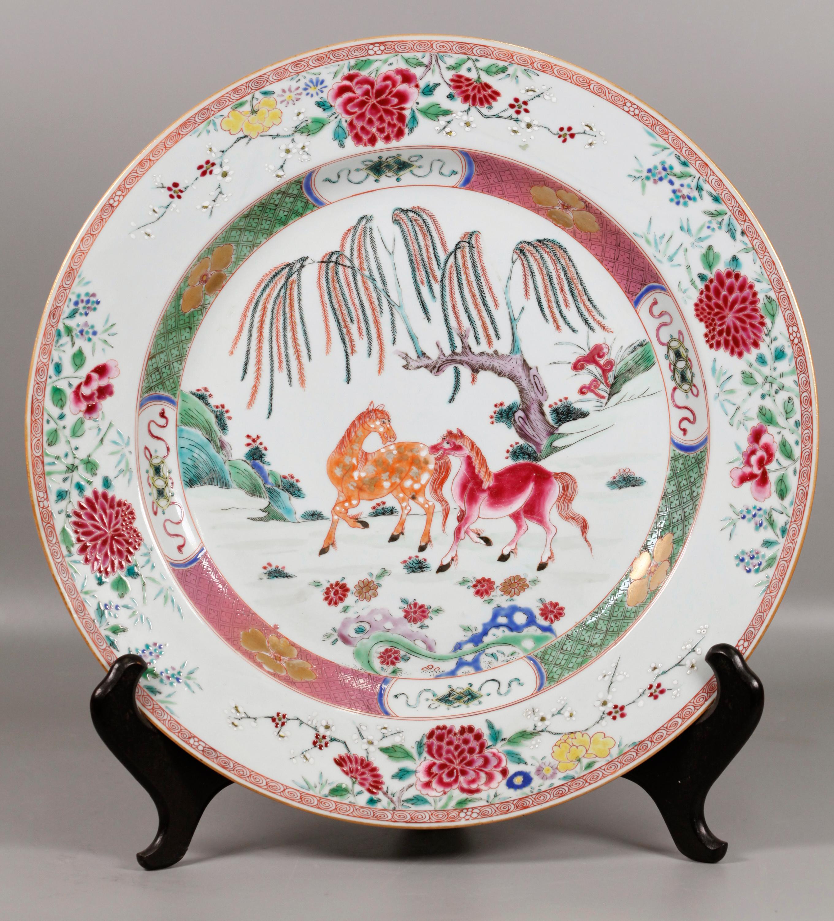 pair of Chinese porcelain chargers, Yongzheng period In Good Condition For Sale In New York, NY