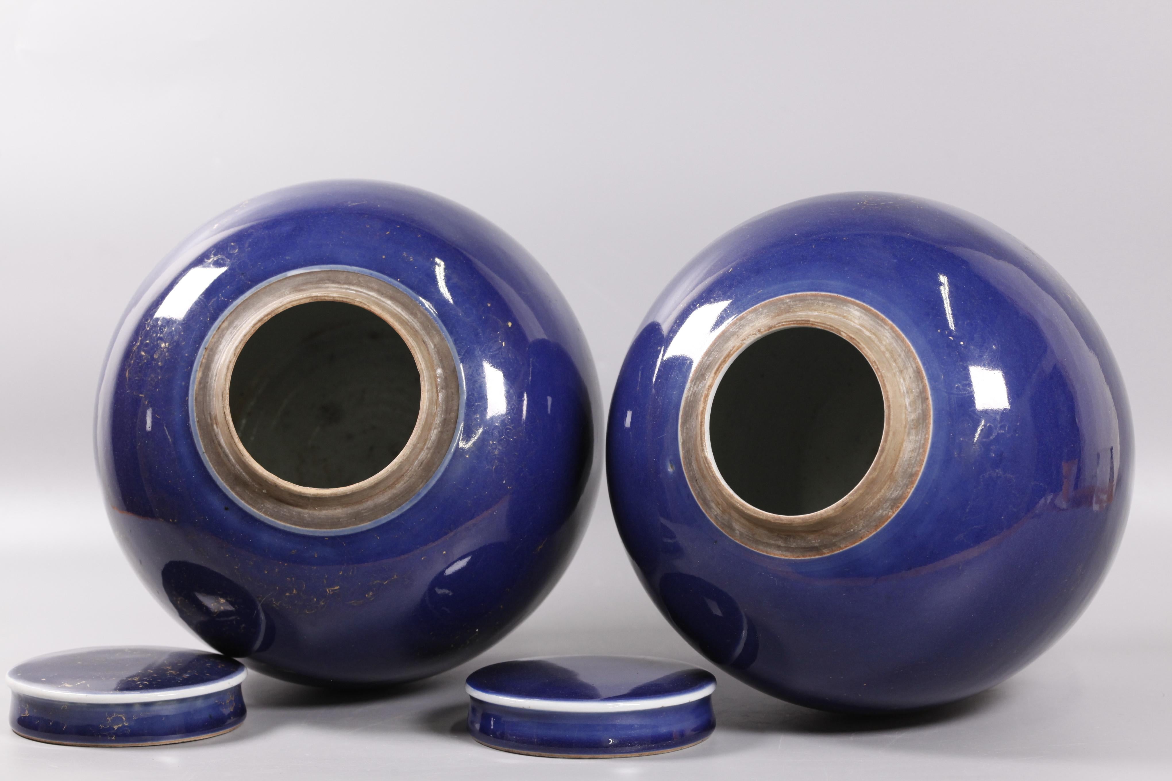 ogni vaso è decorato con una fenice e fiori in oro su sfondo blu 