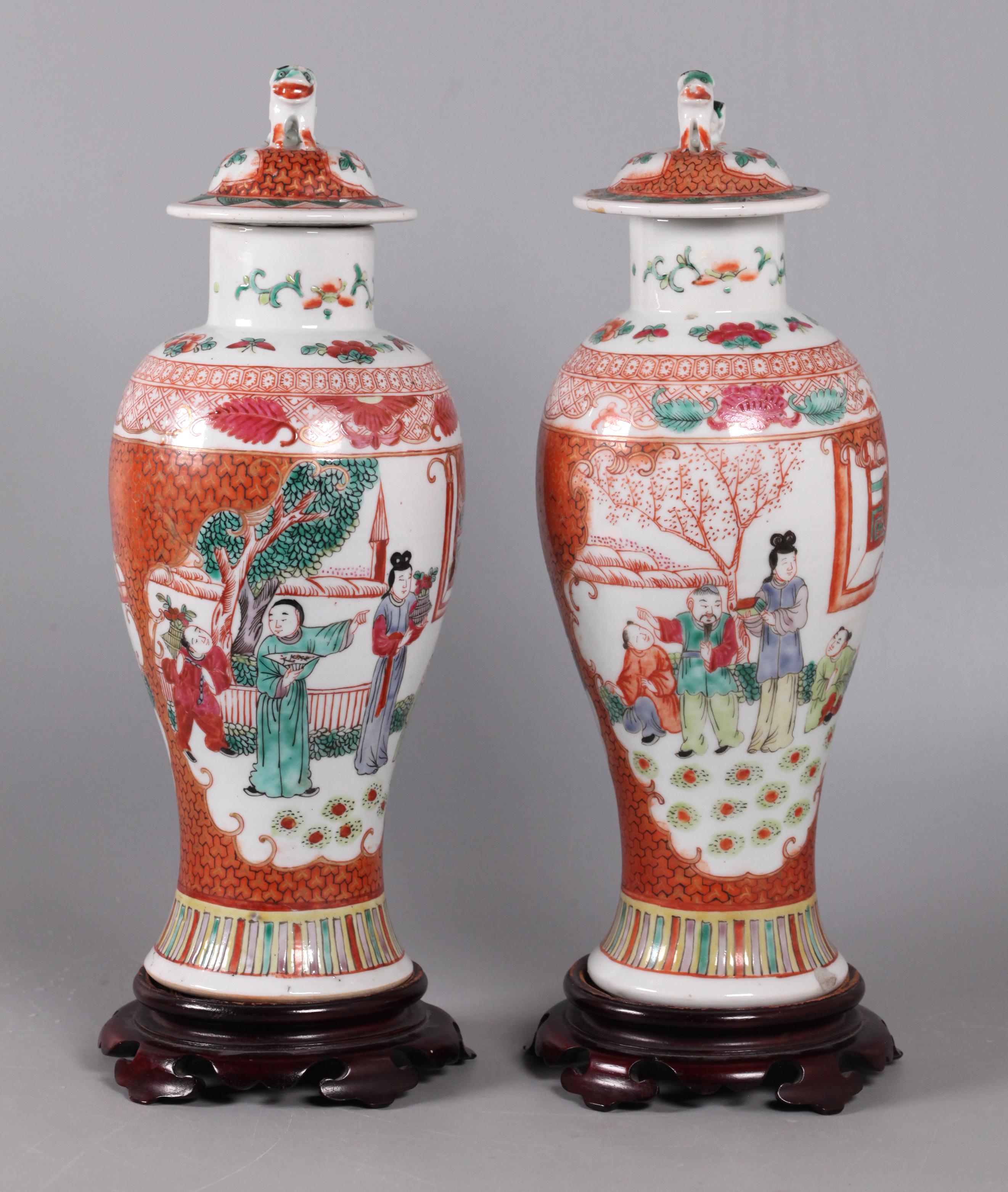 decorato con scene figurative; un vaso: il coperchio è stato riparato, linea di demarcazione vicino/al bordo, scheggiature vicino/alla base del vaso; secondo vaso: scheggiature sul leone a piuma che sormonta il coperchio

