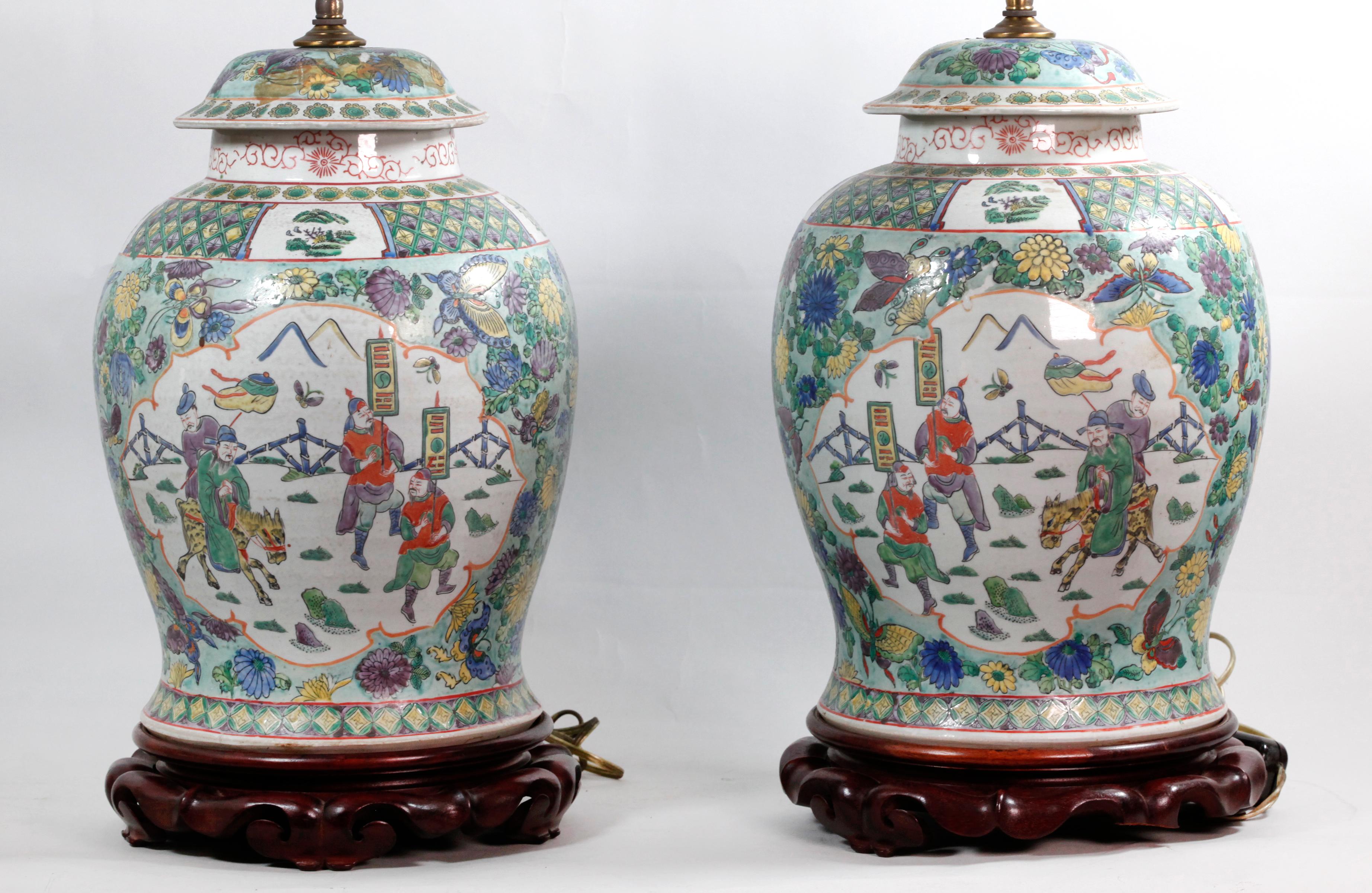 Chinois Paire de pots à couvercle en porcelaine chinoise en vente