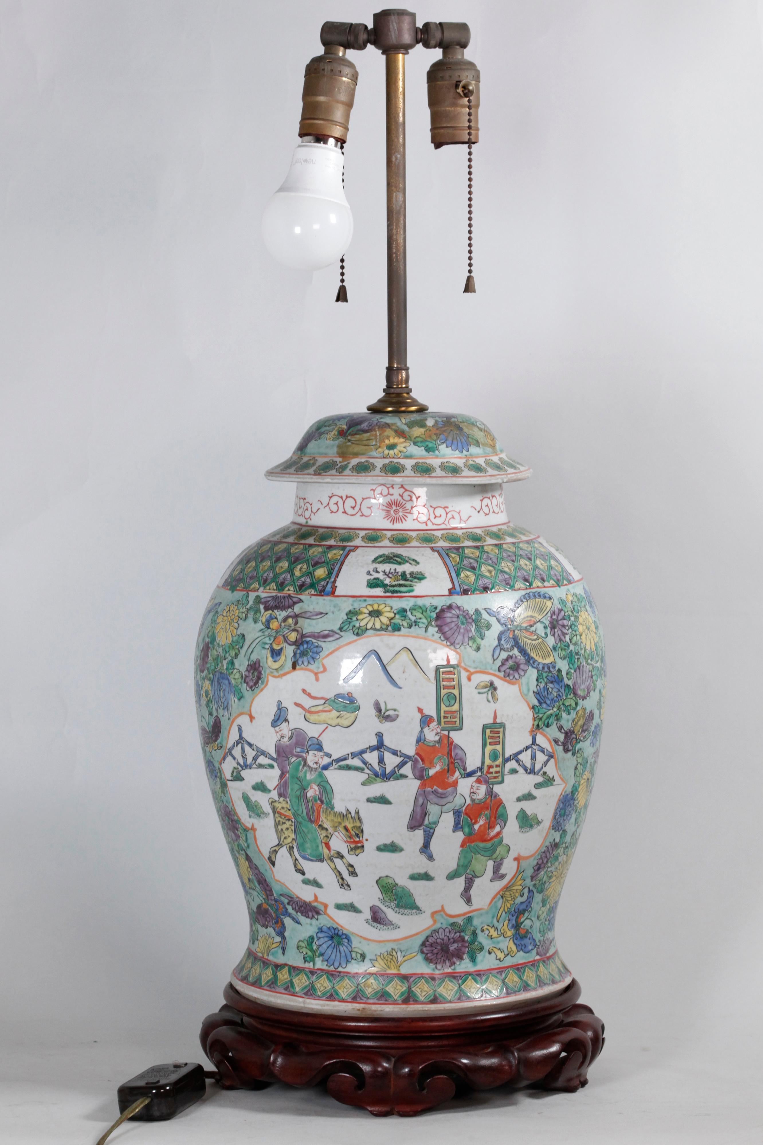 20ième siècle Paire de pots à couvercle en porcelaine chinoise en vente