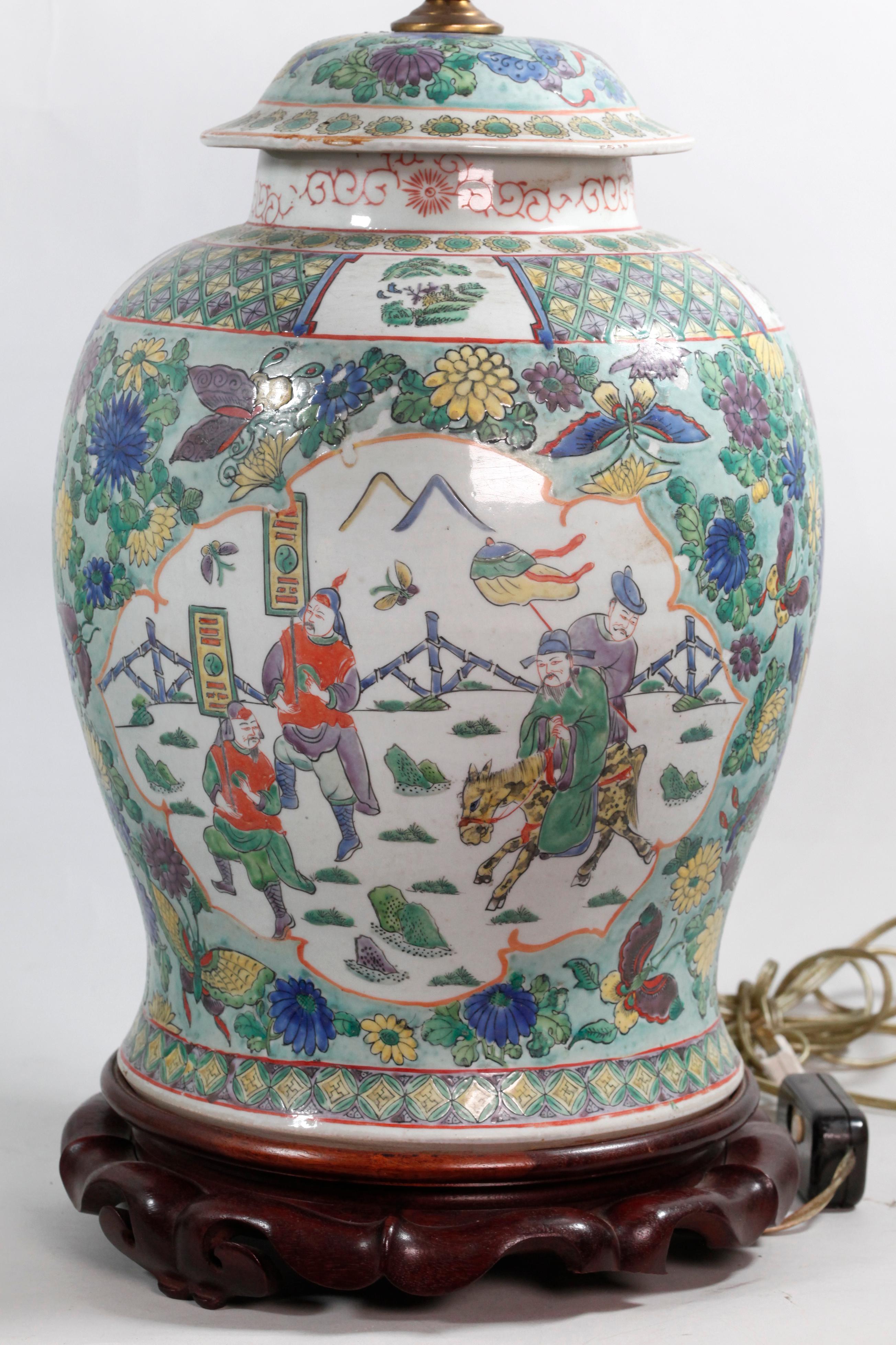 Paire de pots à couvercle en porcelaine chinoise en vente 1