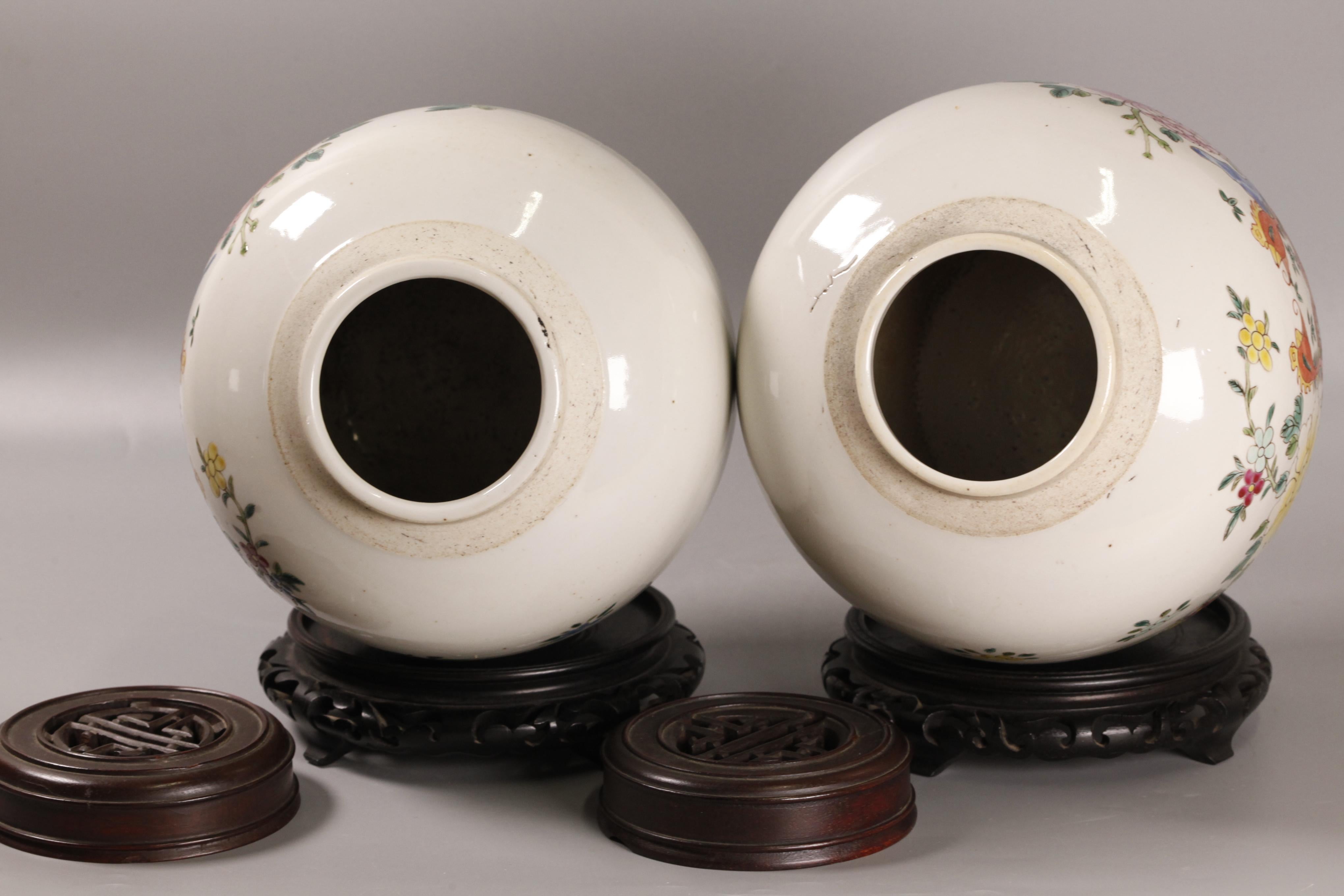 pair of Chinese porcelain cover jars, Qianlong period In Good Condition For Sale In New York, NY