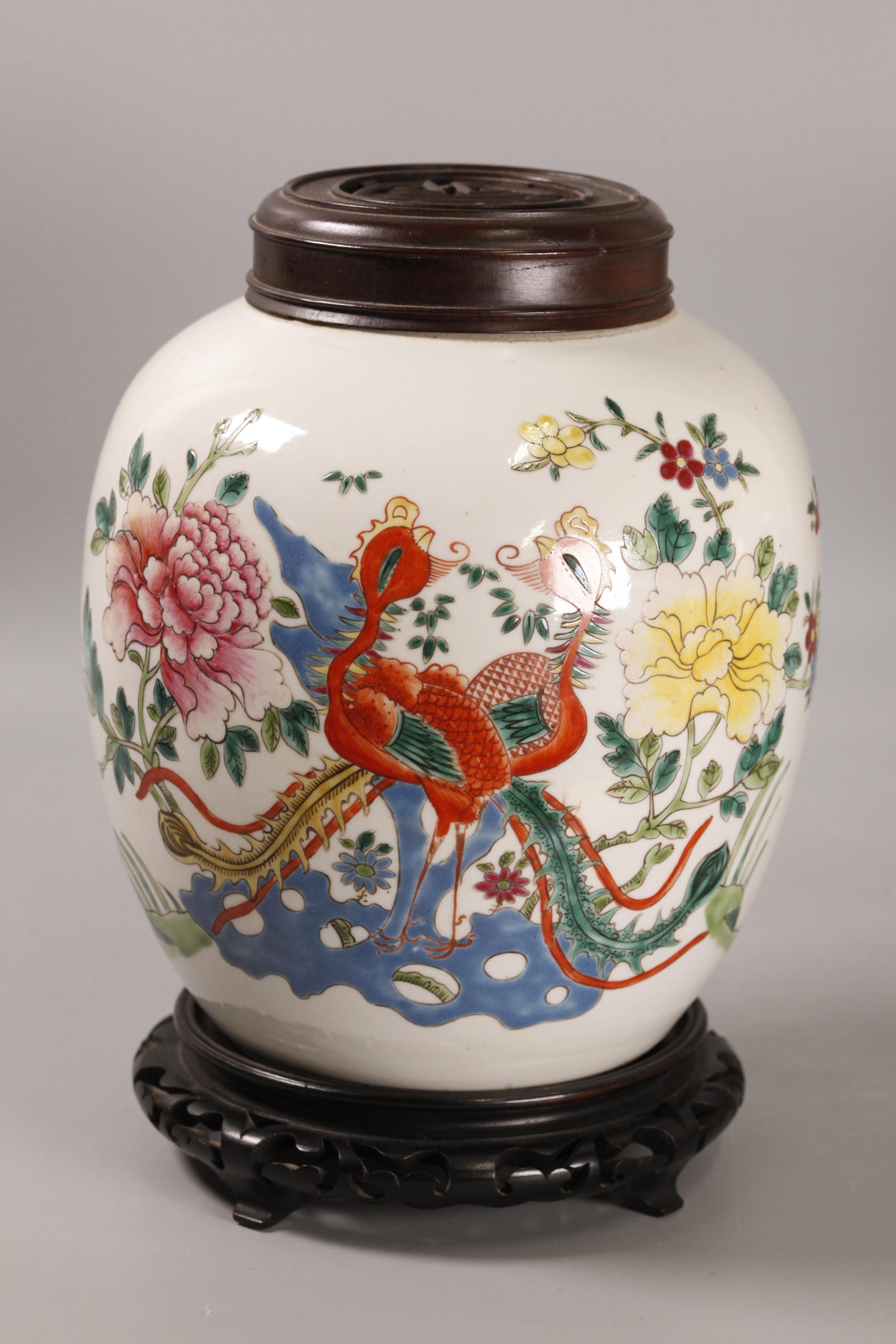 Porcelain pair of Chinese porcelain cover jars, Qianlong period For Sale