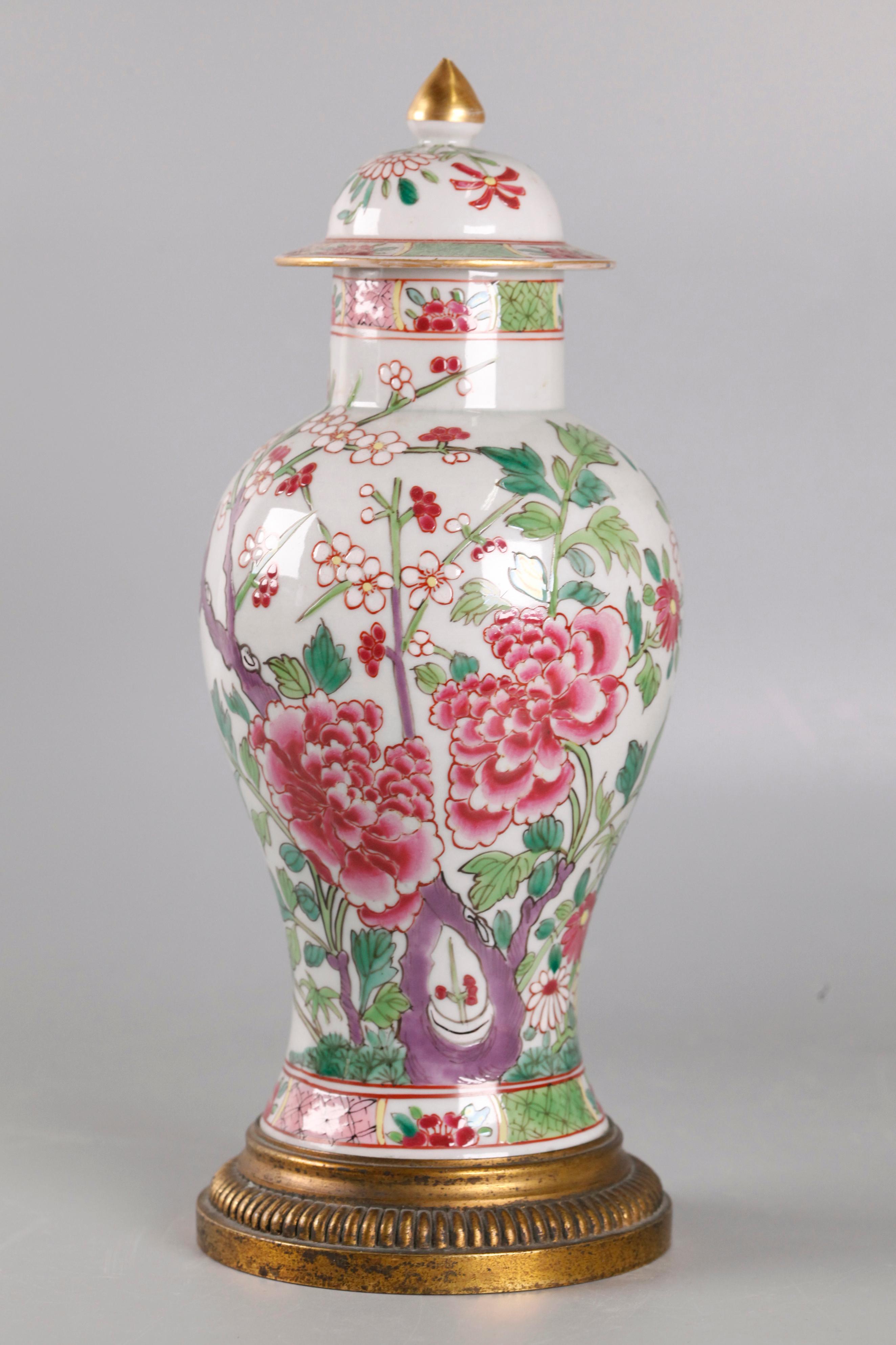 Porcelain pair of Chinese porcelain cover vases, 19th c. For Sale