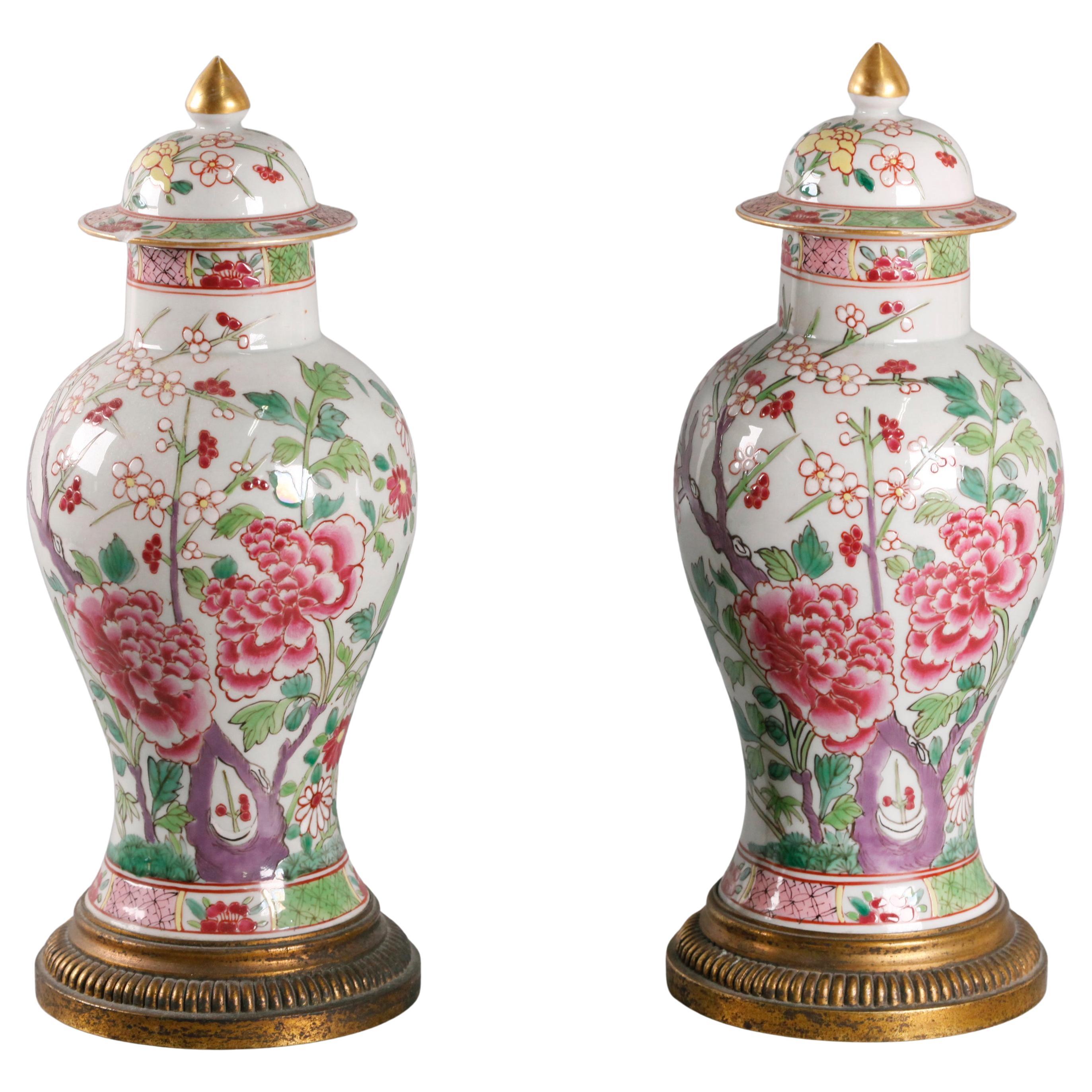 Paar chinesische Porzellanvasen mit Deckel, 19. Jahrhundert, Paar.