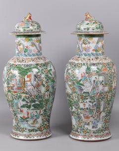 Pair of Chinese Porcelain Cover Vases, Early 19th Century