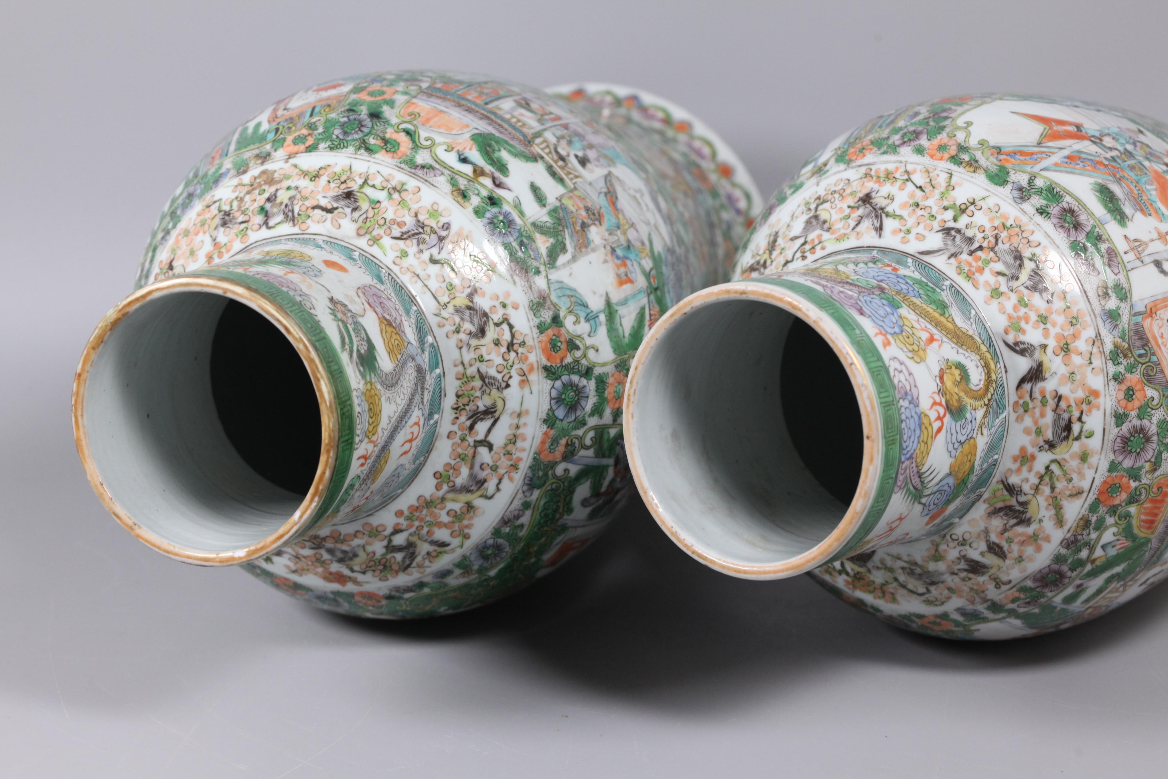 Pair of Chinese Porcelain Cover Vases, Early 19th Century In Good Condition For Sale In New York, NY